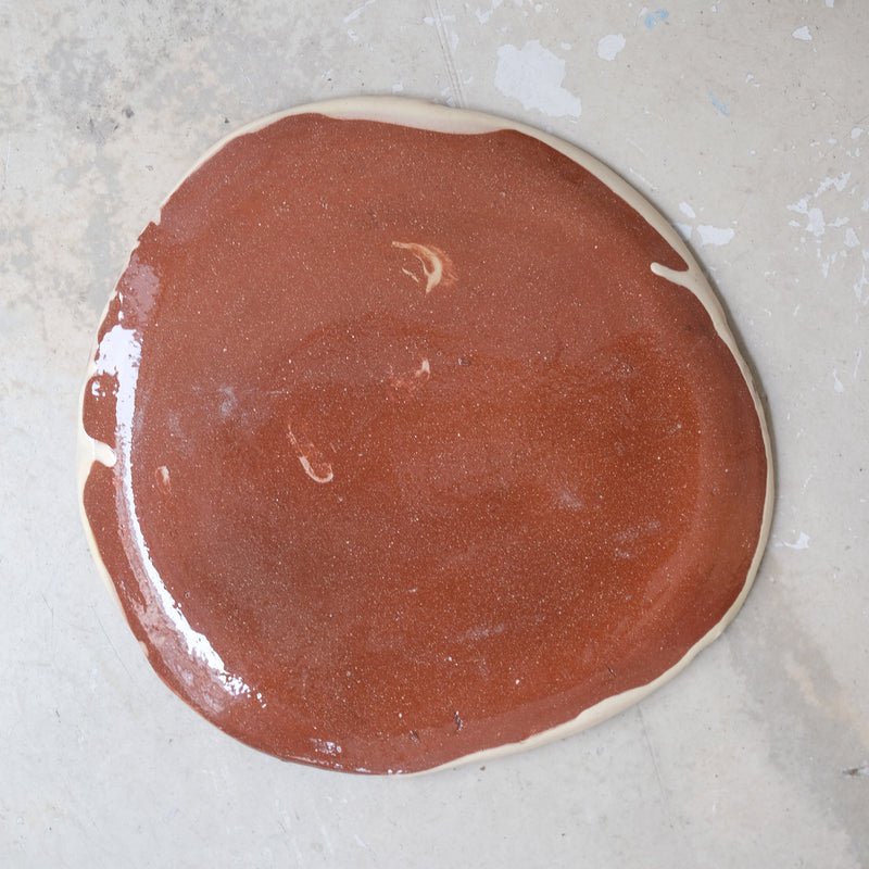 Assiette 24 GM D27cm en faience rouge multicolore par Héloïse Bariol chez Brutal Ceramics