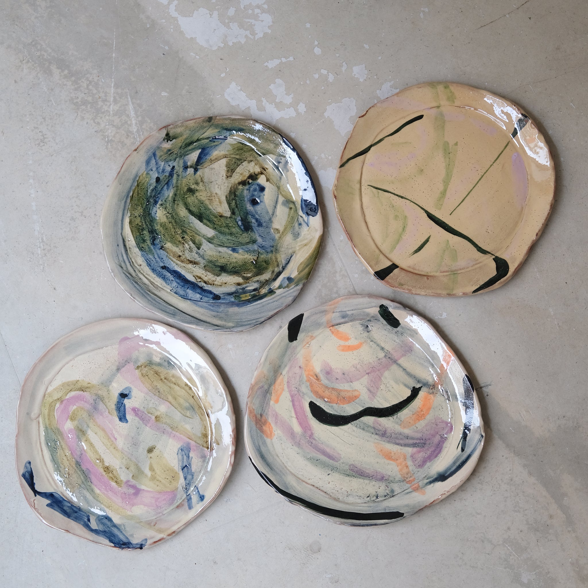 Assiette 23 GM D27cm en faience rouge multicolore par Héloïse Bariol chez Brutal Ceramics