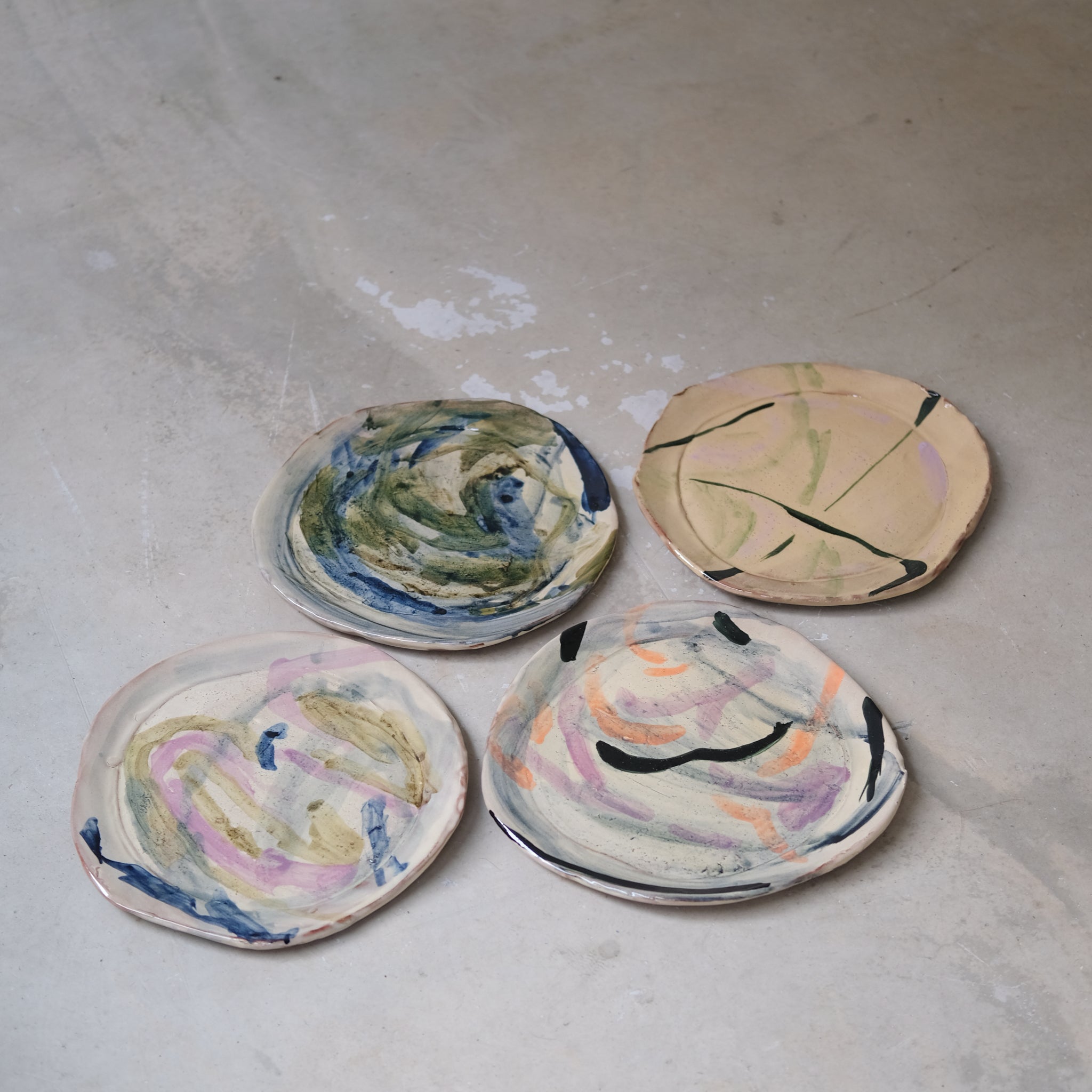 Assiette 22 GM D27cm en faience rouge multicolore par Héloïse Bariol chez Brutal Ceramics