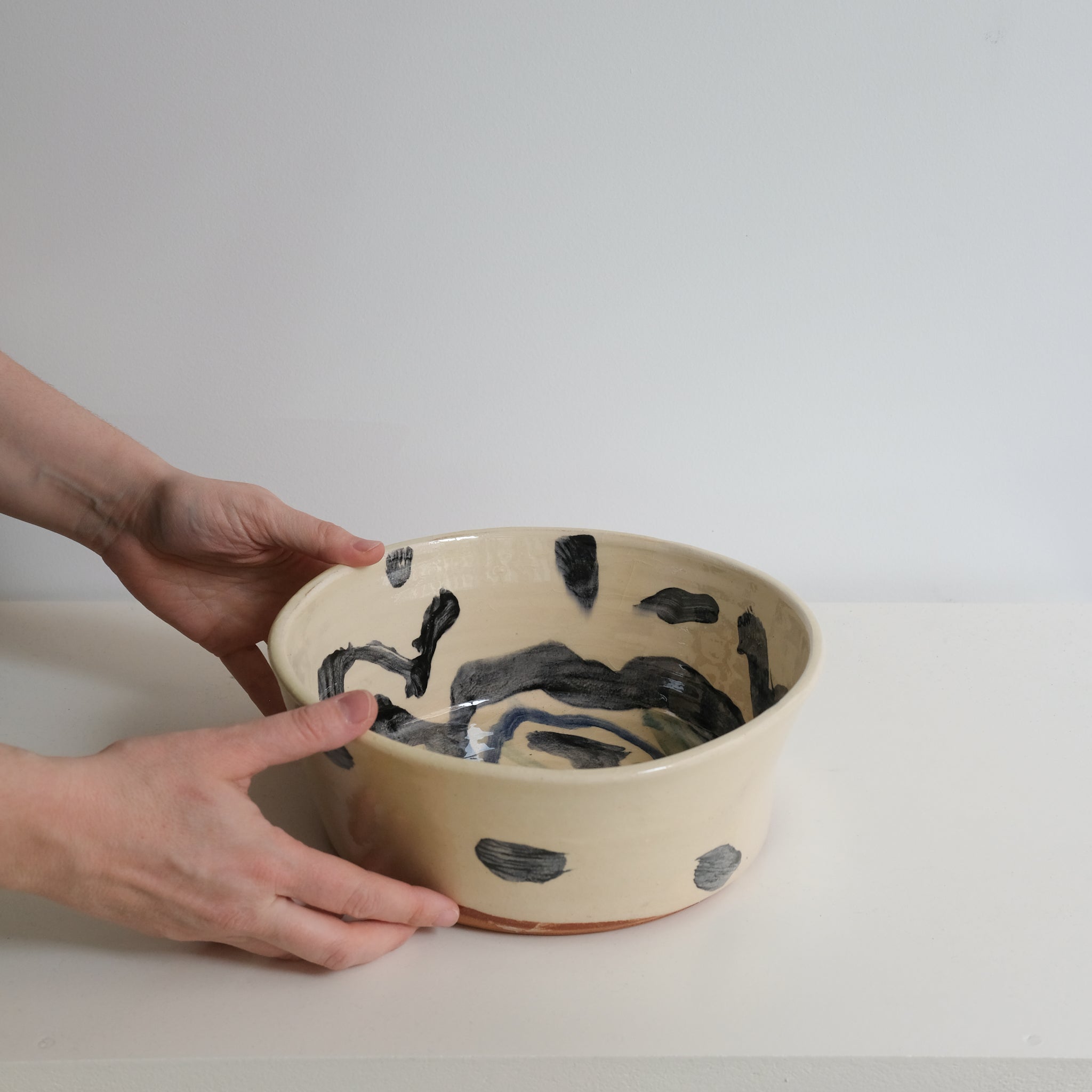 Saladier 01 D25cm en faience rouge multicolore par Héloïse Bariol chez Brutal Ceramics