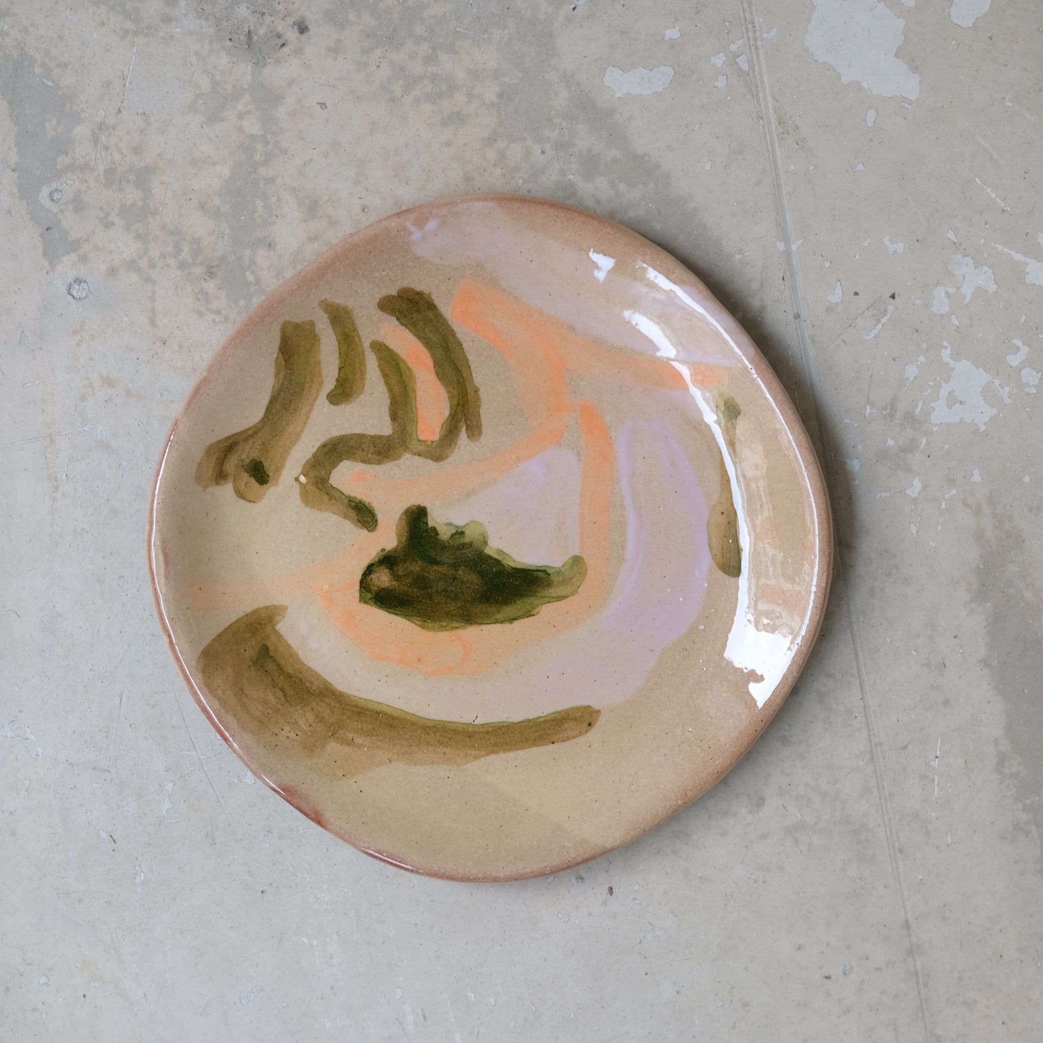 Assiette 25 en faience rouge multicolore par Héloïse Bariol chez Brutal Ceramics 