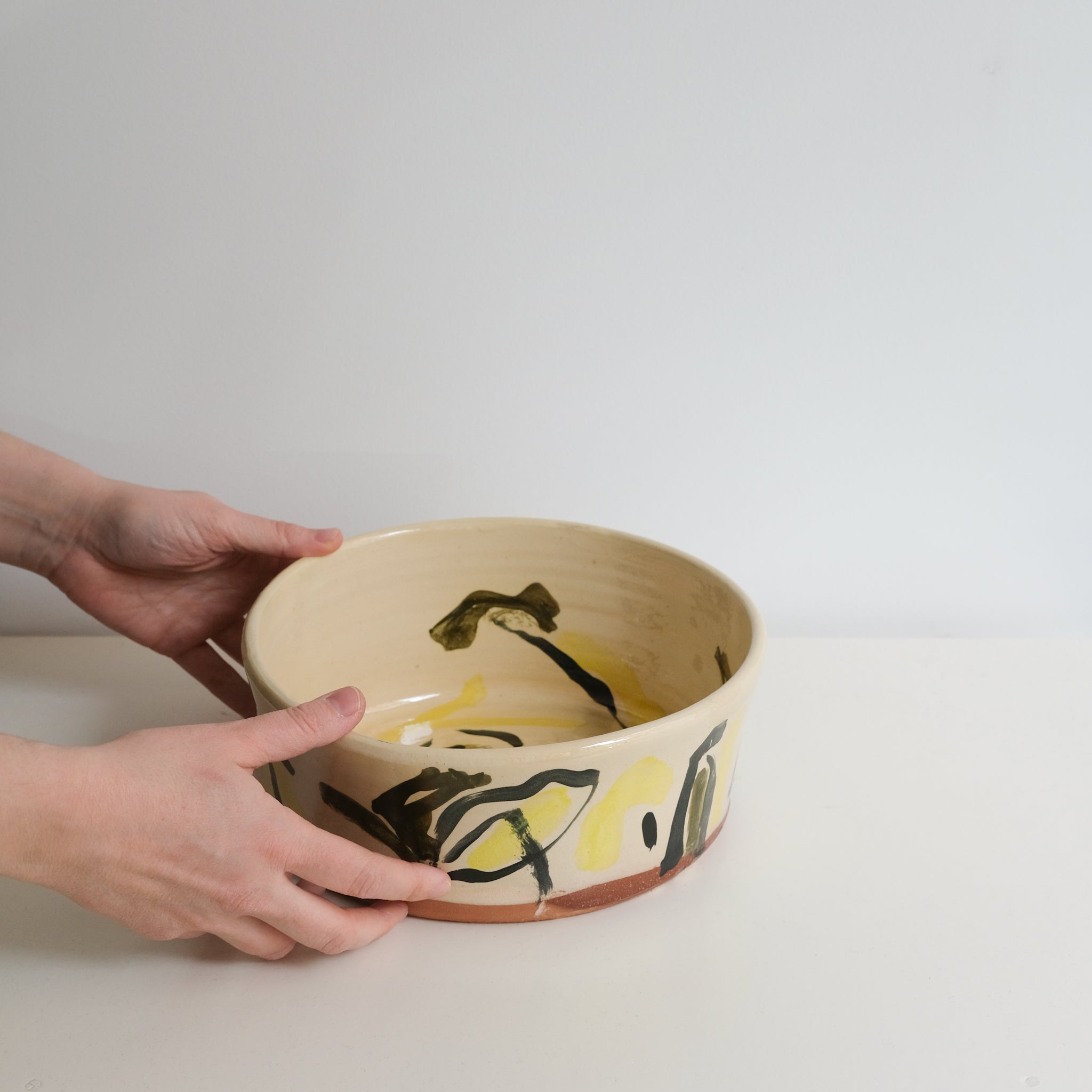 Saladier 02 D25cm en faience rouge multicolore par Héloïse Bariol chez Brutal Ceramics