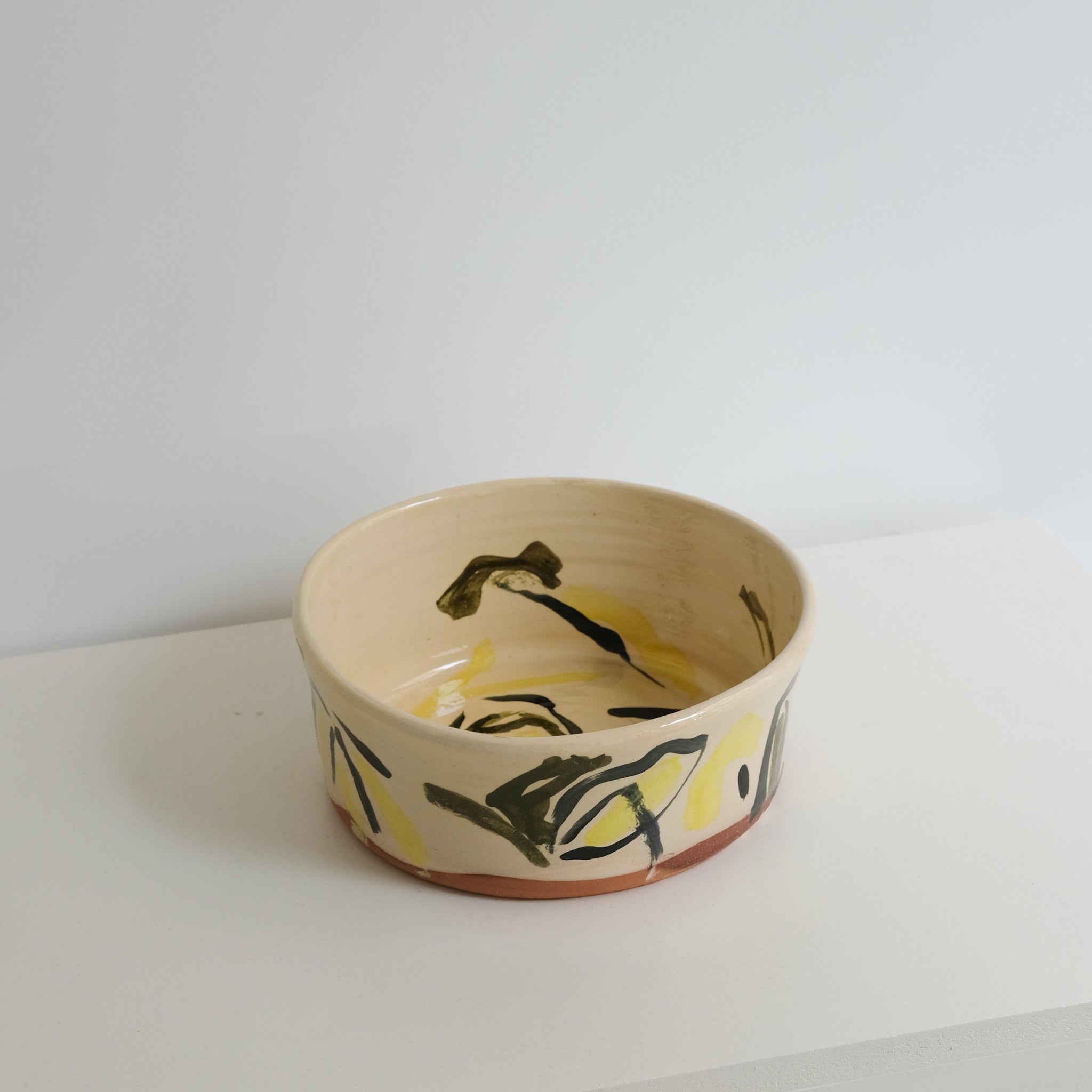 Saladier 02 D25cm en faience rouge multicolore par Héloïse Bariol chez Brutal Ceramics