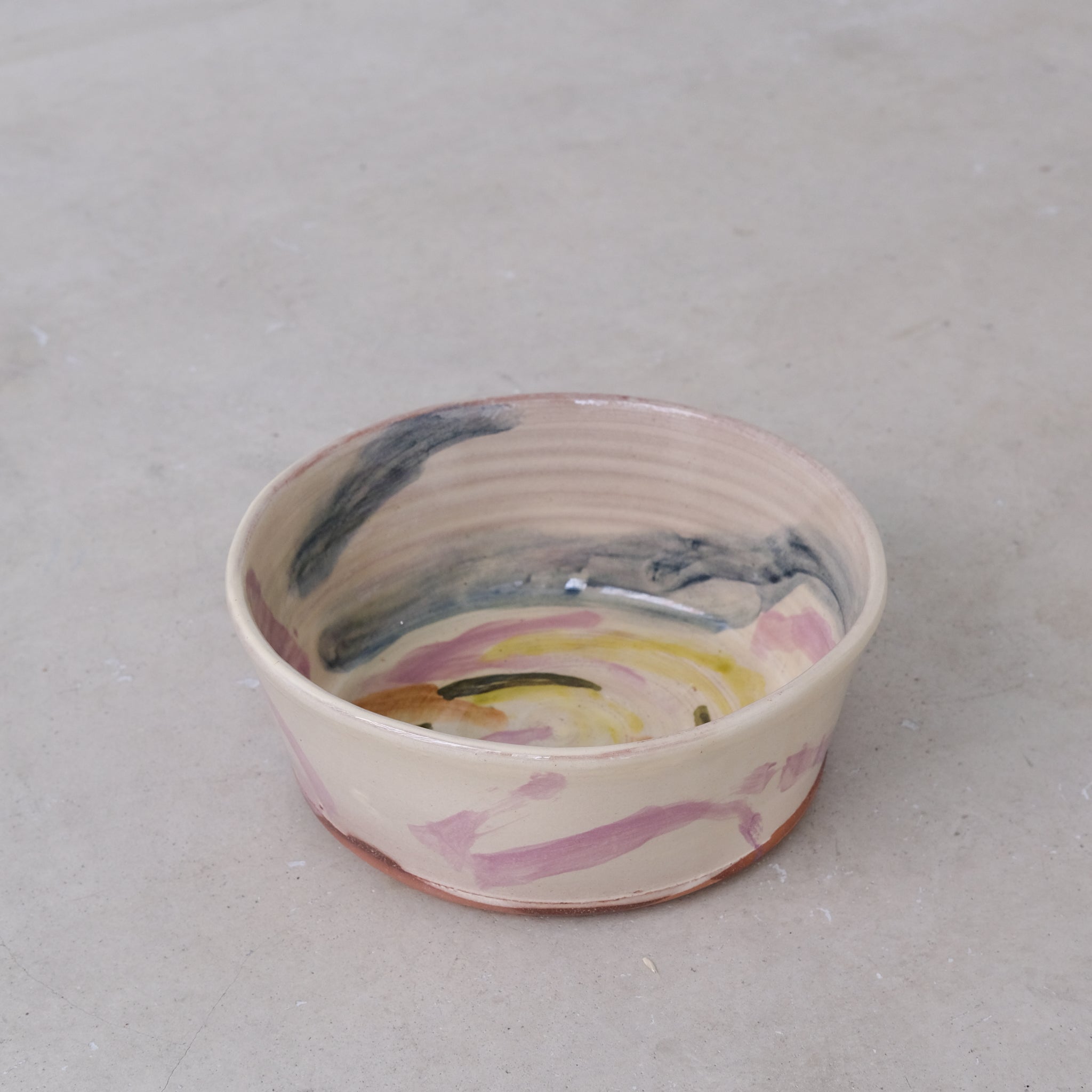 Saladier 03 D25cm en faience rouge multicolore par Héloïse Bariol chez Brutal Ceramics