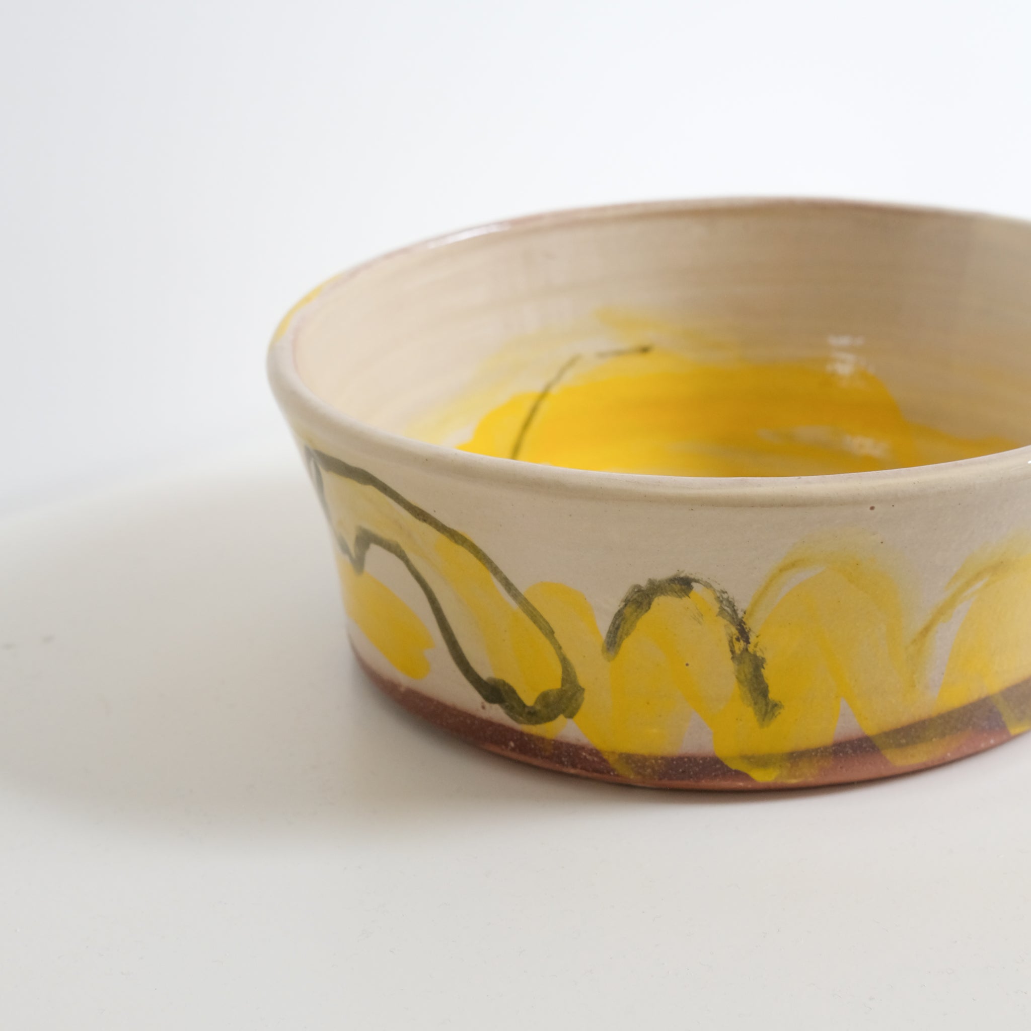 Saladier 04 D25cm en faience rouge multicolore par Héloïse Bariol chez Brutal Ceramics