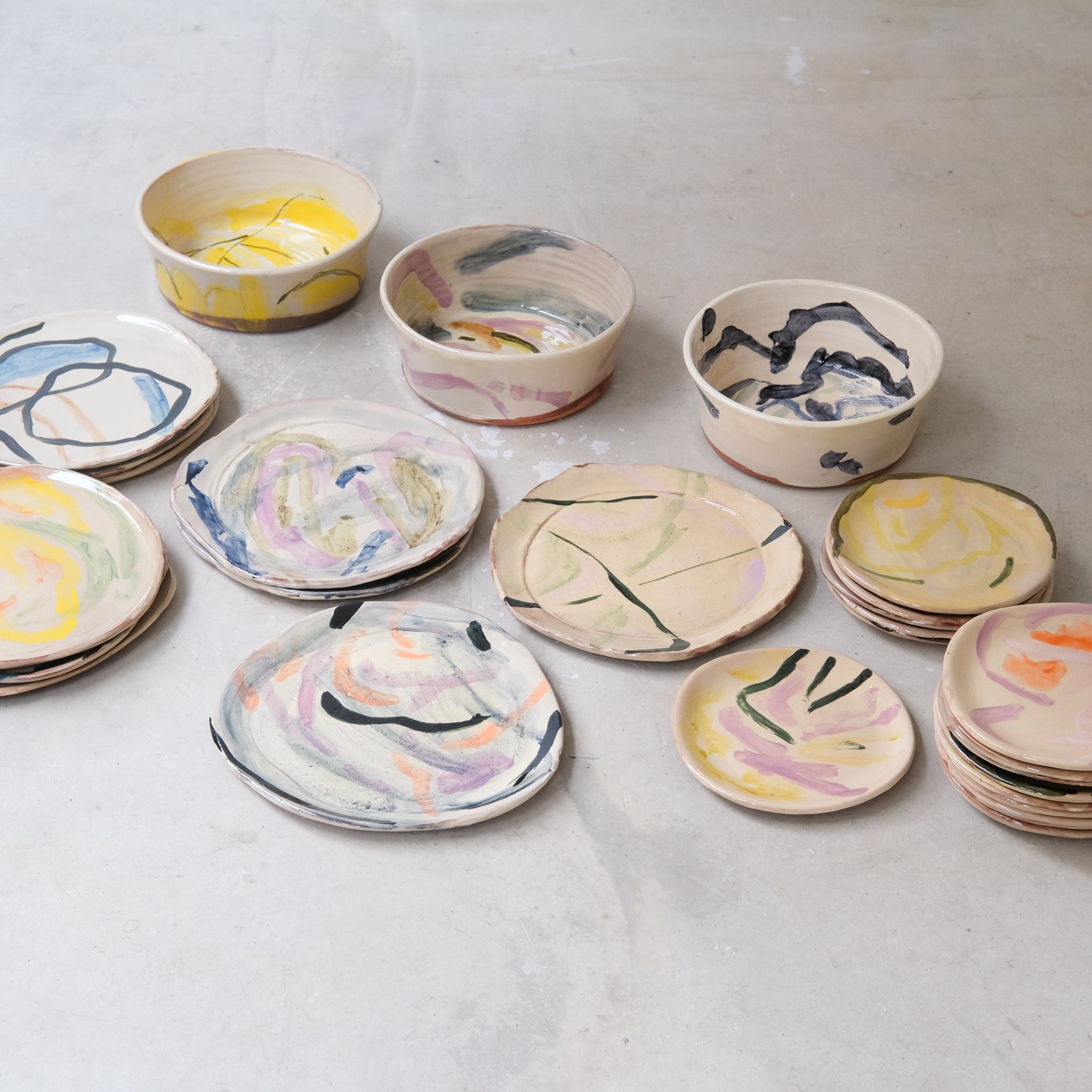 Assiette 16 GM D27cm en faience rouge multicolore par Héloïse Bariol chez Brutal Ceramics