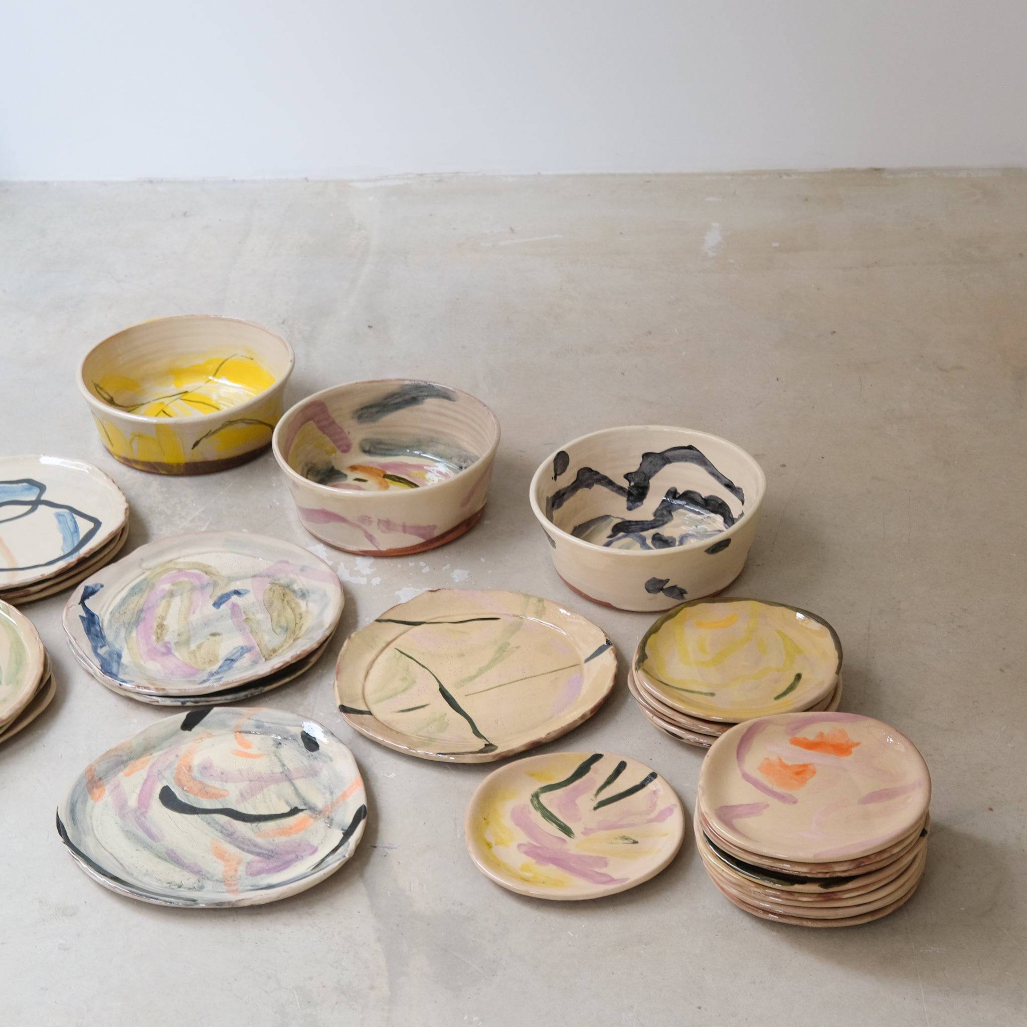Assiette 35 en faience rouge multicolore par Héloïse Bariol chez Brutal Ceramics