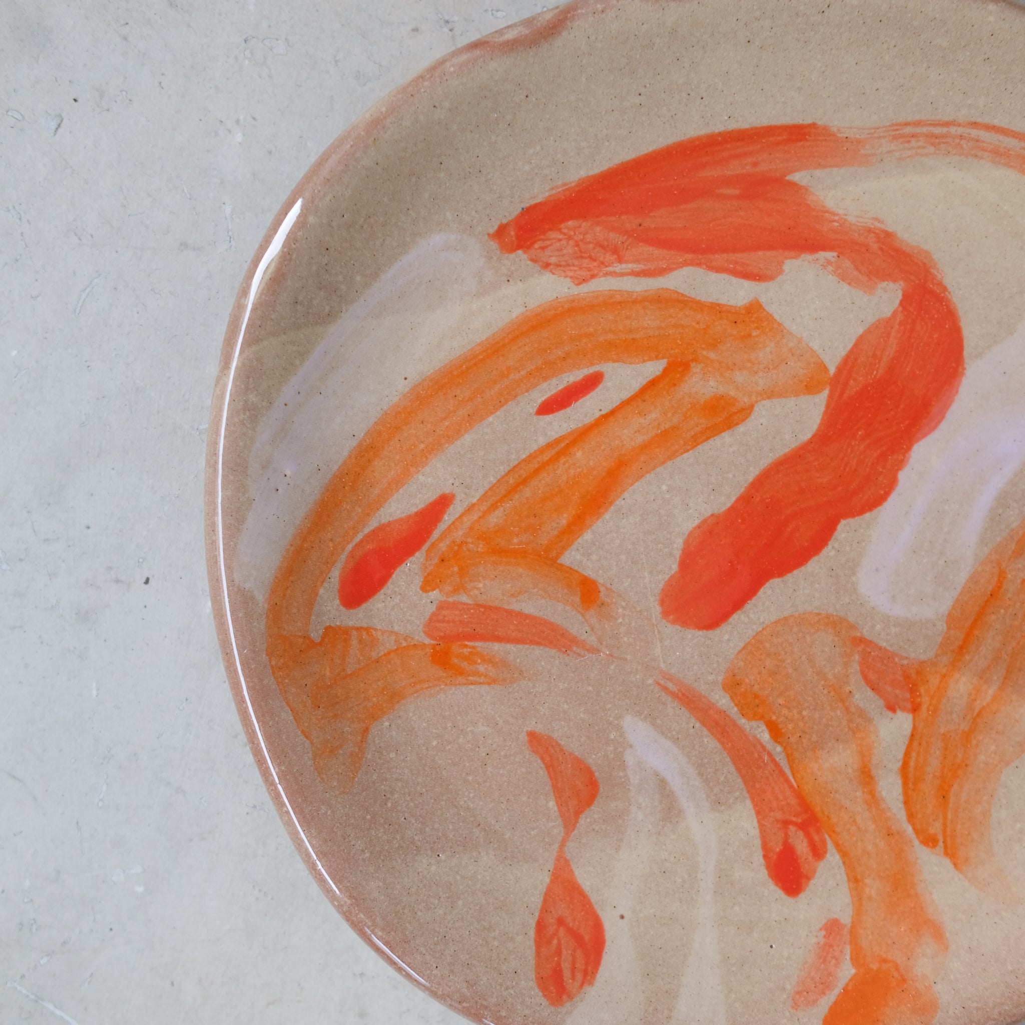 Assiette 21 en faience rouge multicolore par Héloïse Bariol chez Brutal Ceramics