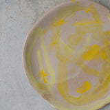 Assiette 27 en faience rouge multicolore par Héloïse Bariol chez Brutal Ceramics
