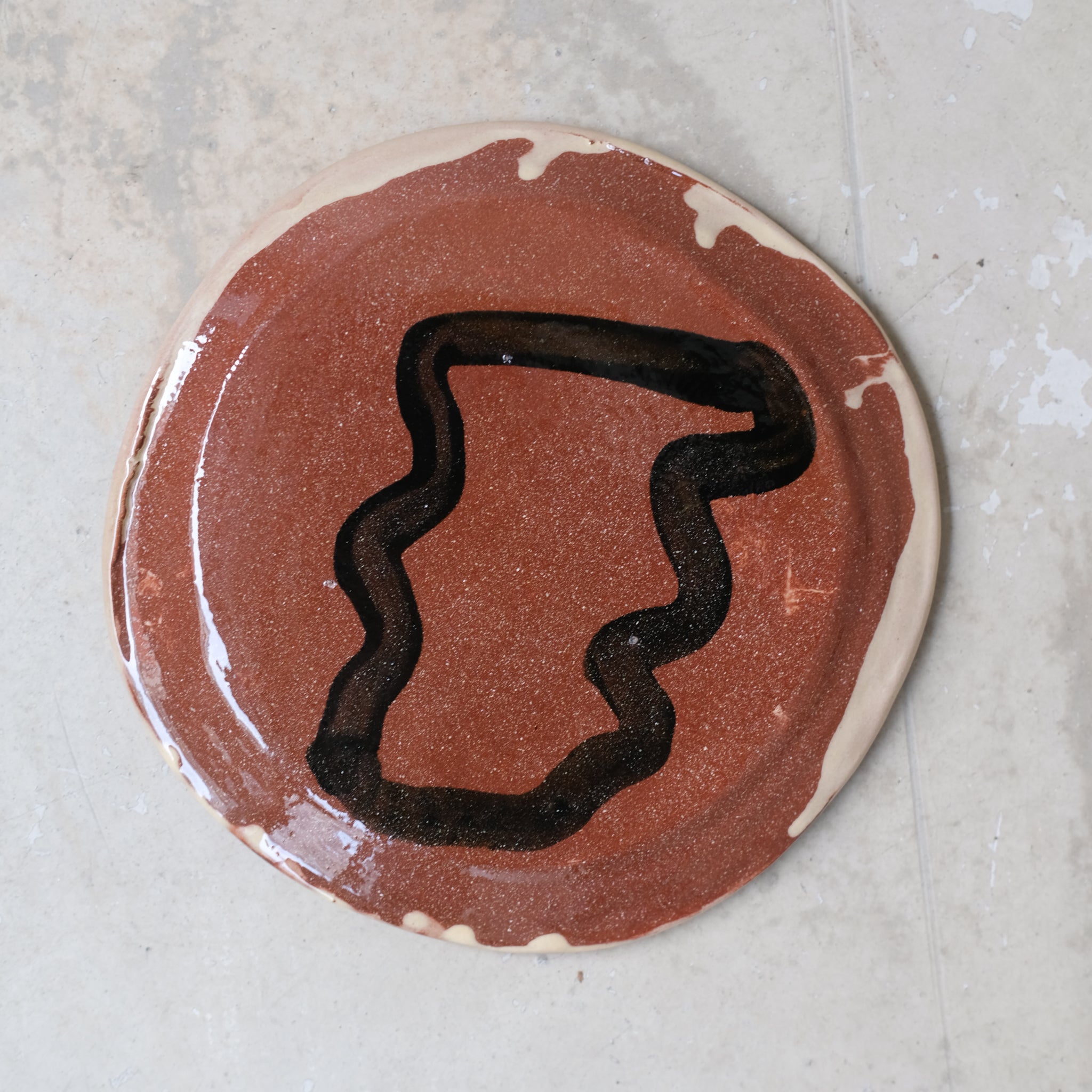 Assiette 27 en faience rouge multicolore par Héloïse Bariol chez Brutal Ceramics