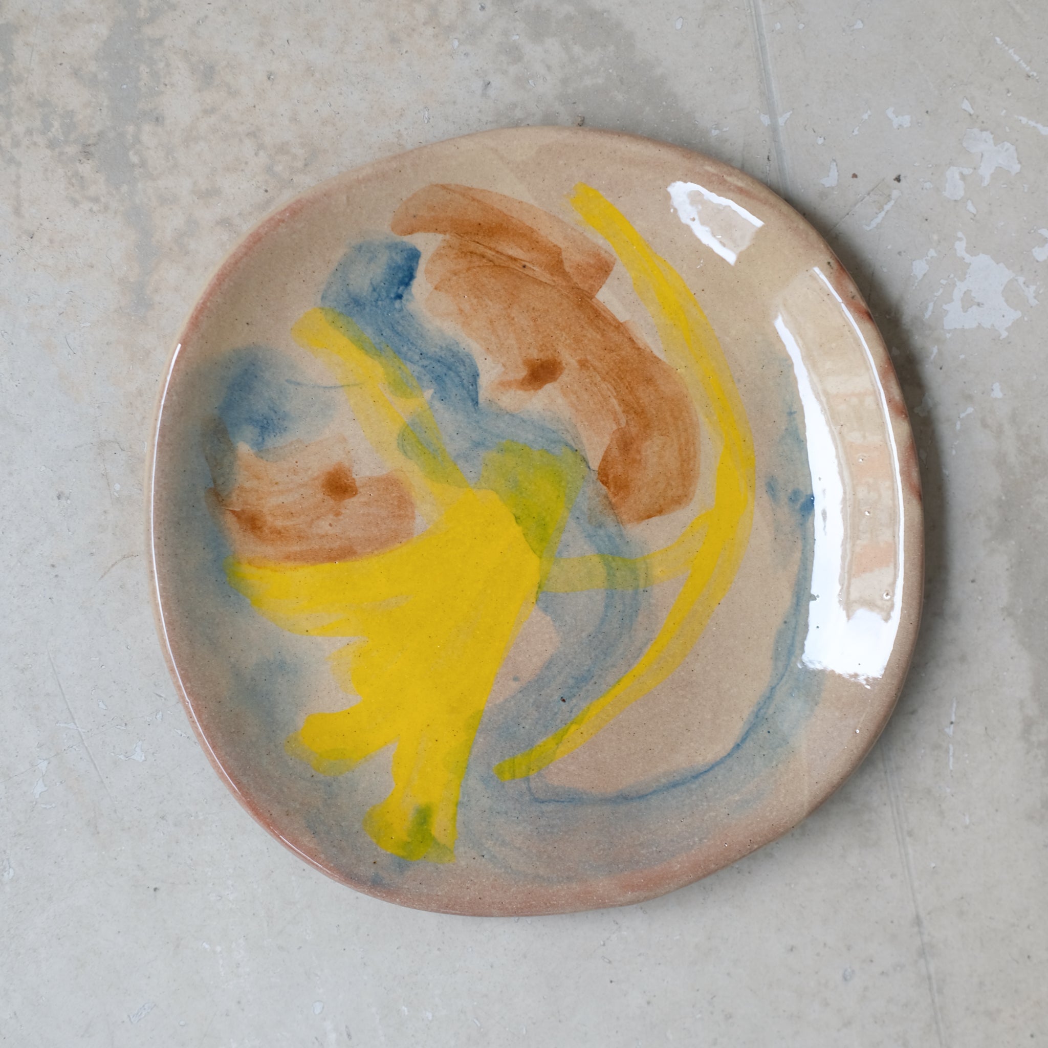 Assiette 28 en faience rouge multicolore par Héloïse Bariol chez Brutal Ceramics