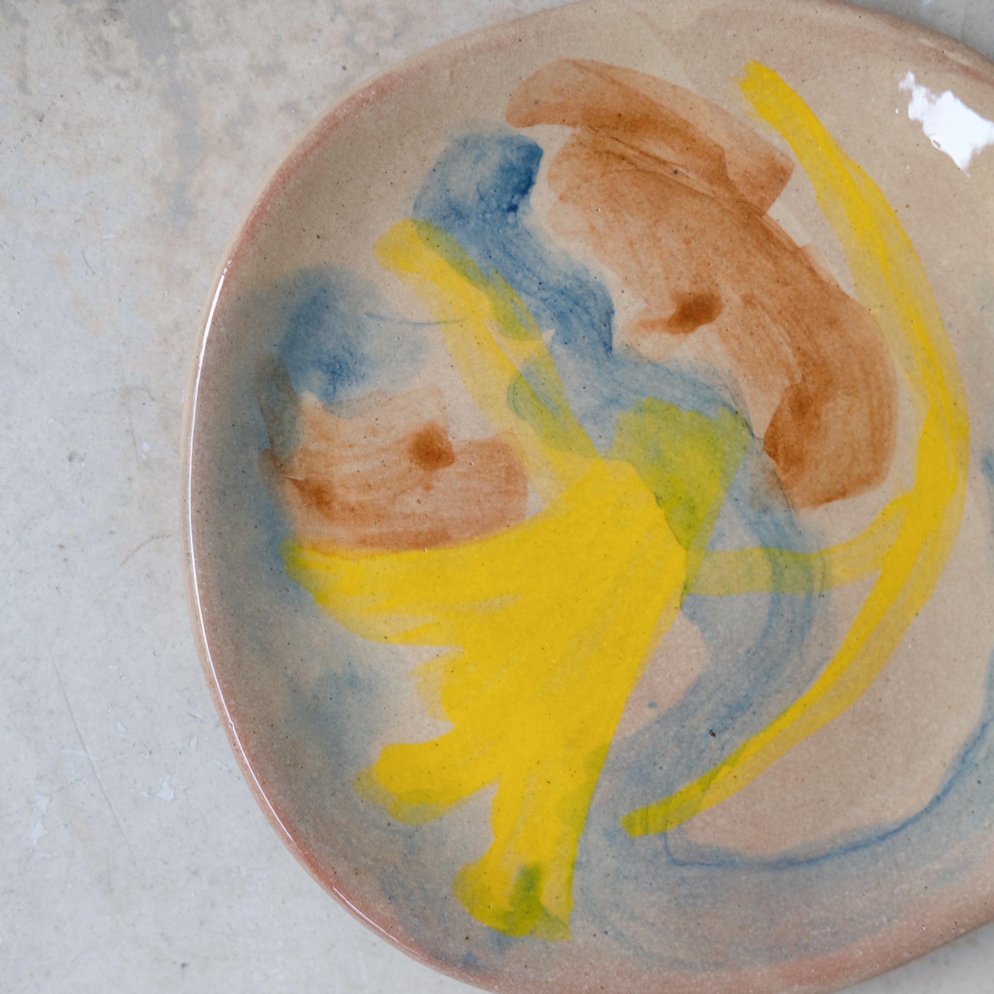 Assiette 28 en faience rouge multicolore par Héloïse Bariol chez Brutal Ceramics