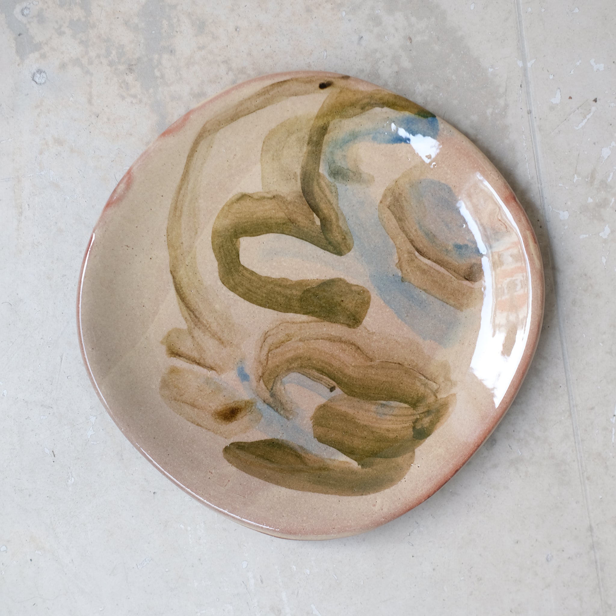 Assiette 29 en faience rouge multicolore par Héloïse Bariol chez Brutal Ceramics