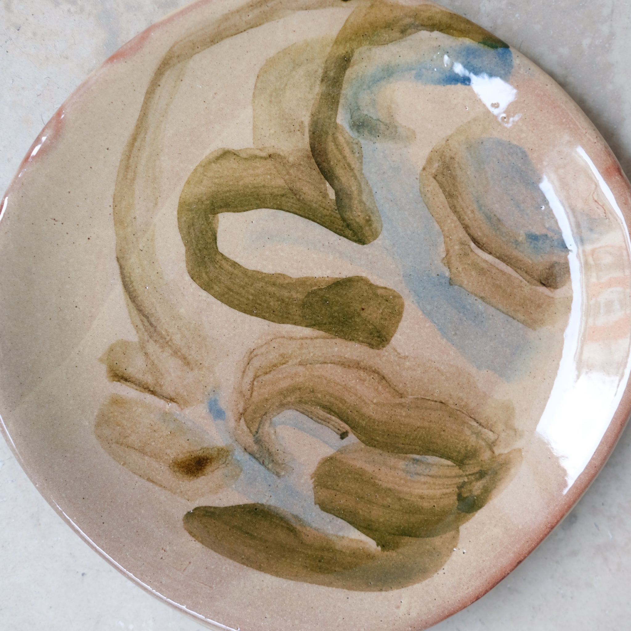 Assiette 29 en faience rouge multicolore par Héloïse Bariol chez Brutal Ceramics