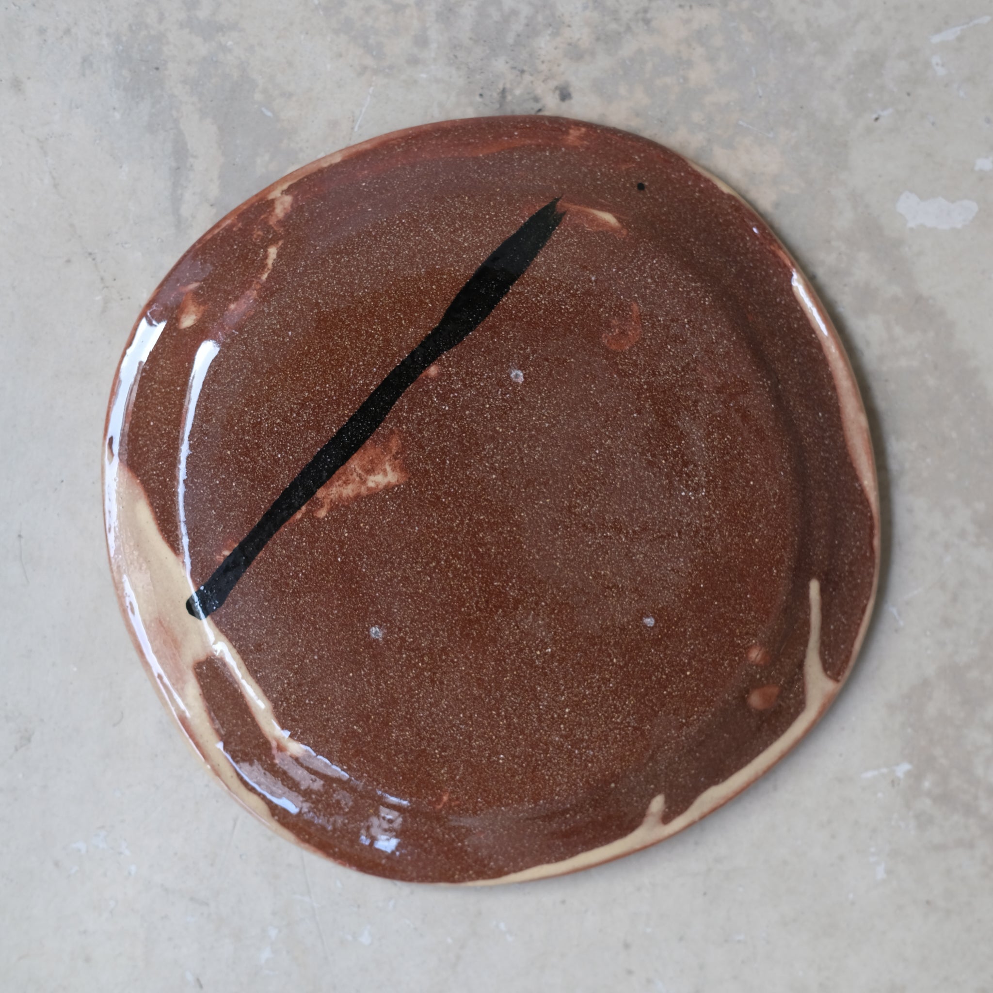 Assiette 21 en faience rouge multicolore par Héloïse Bariol chez Brutal Ceramics