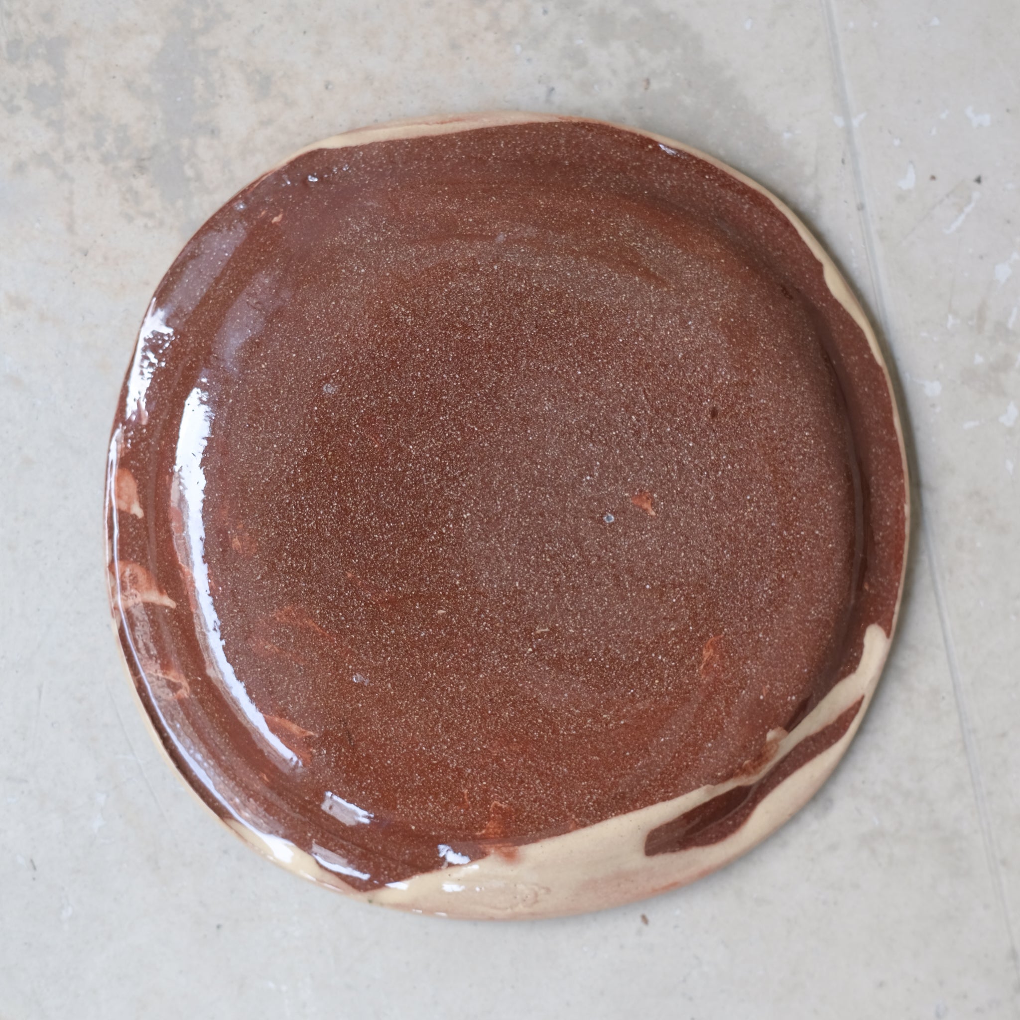 Assiette 31 en faience rouge multicolore par Héloïse Bariol chez Brutal Ceramics