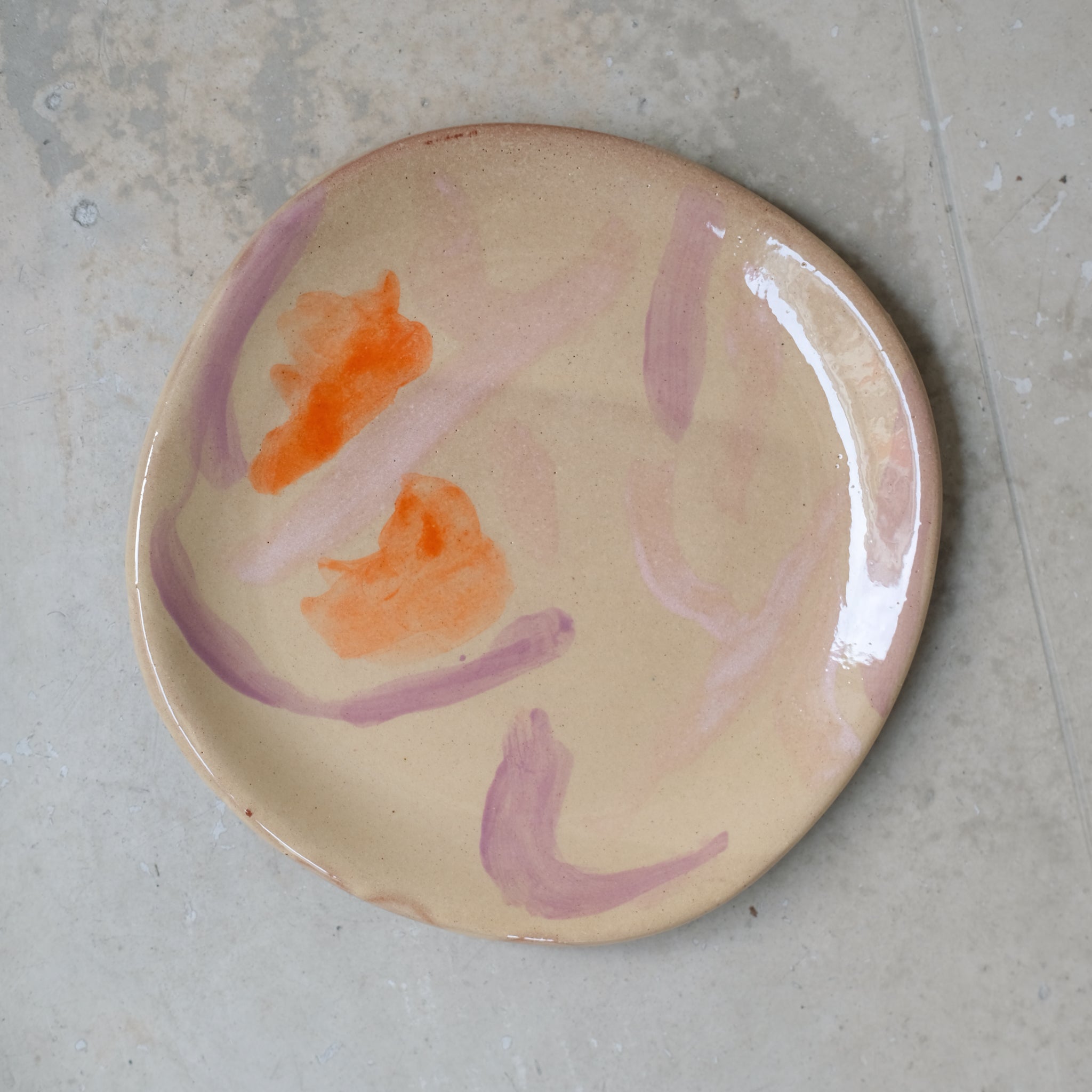 Assiette 32 en faience rouge multicolore par Héloïse Bariol chez Brutal Ceramics