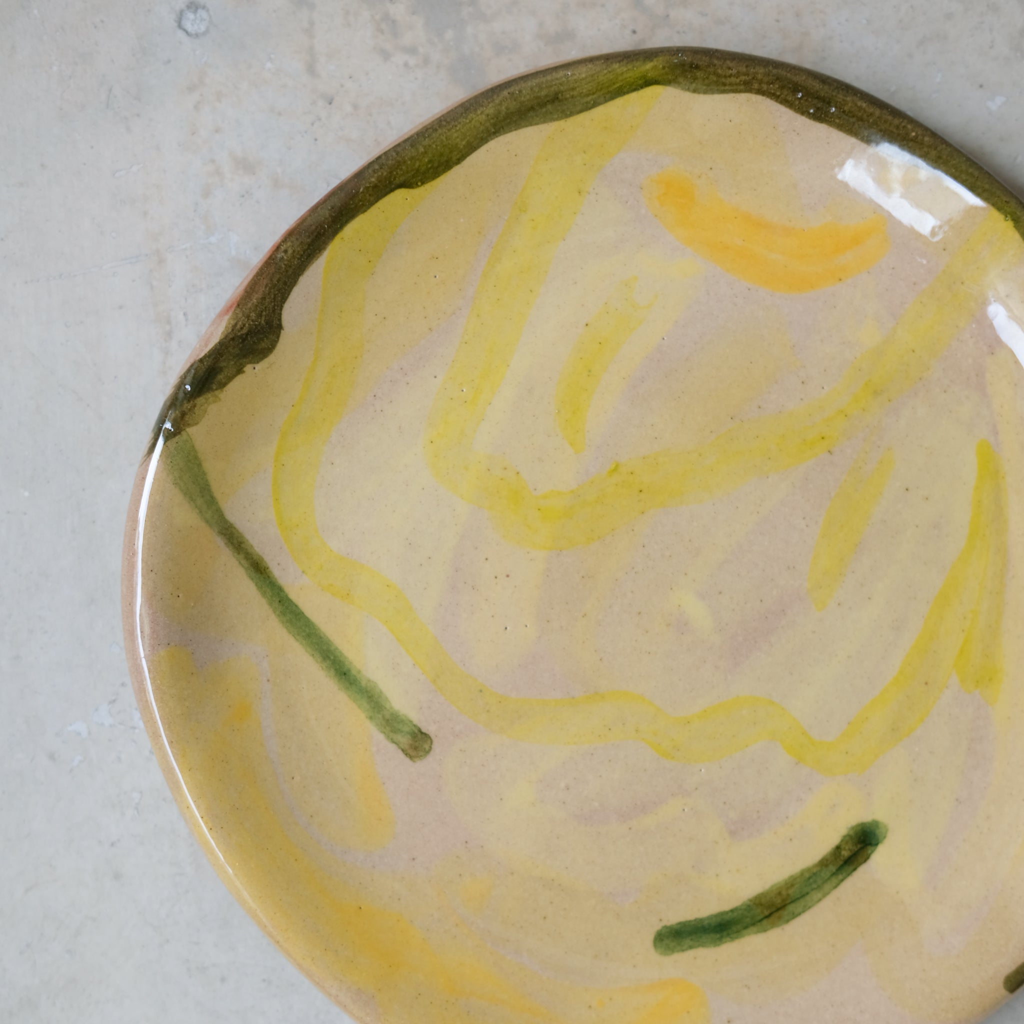 Assiette 33 en faience rouge multicolore par Héloïse Bariol chez Brutal Ceramics