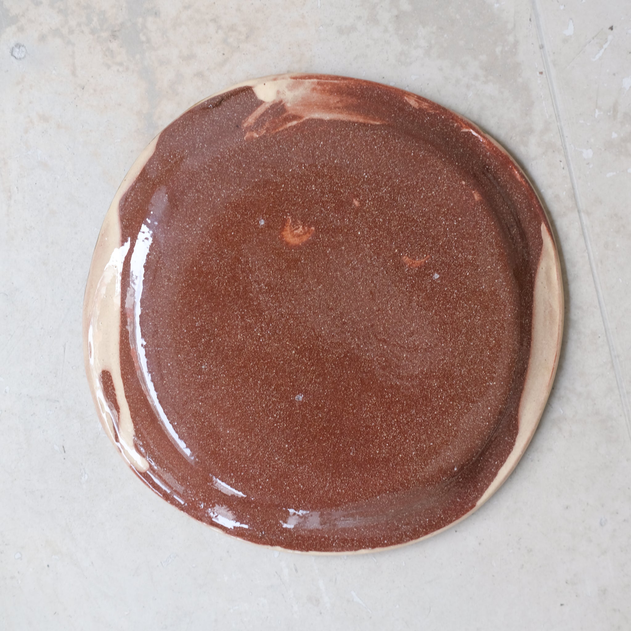 Assiette 33 en faience rouge multicolore par Héloïse Bariol chez Brutal Ceramics