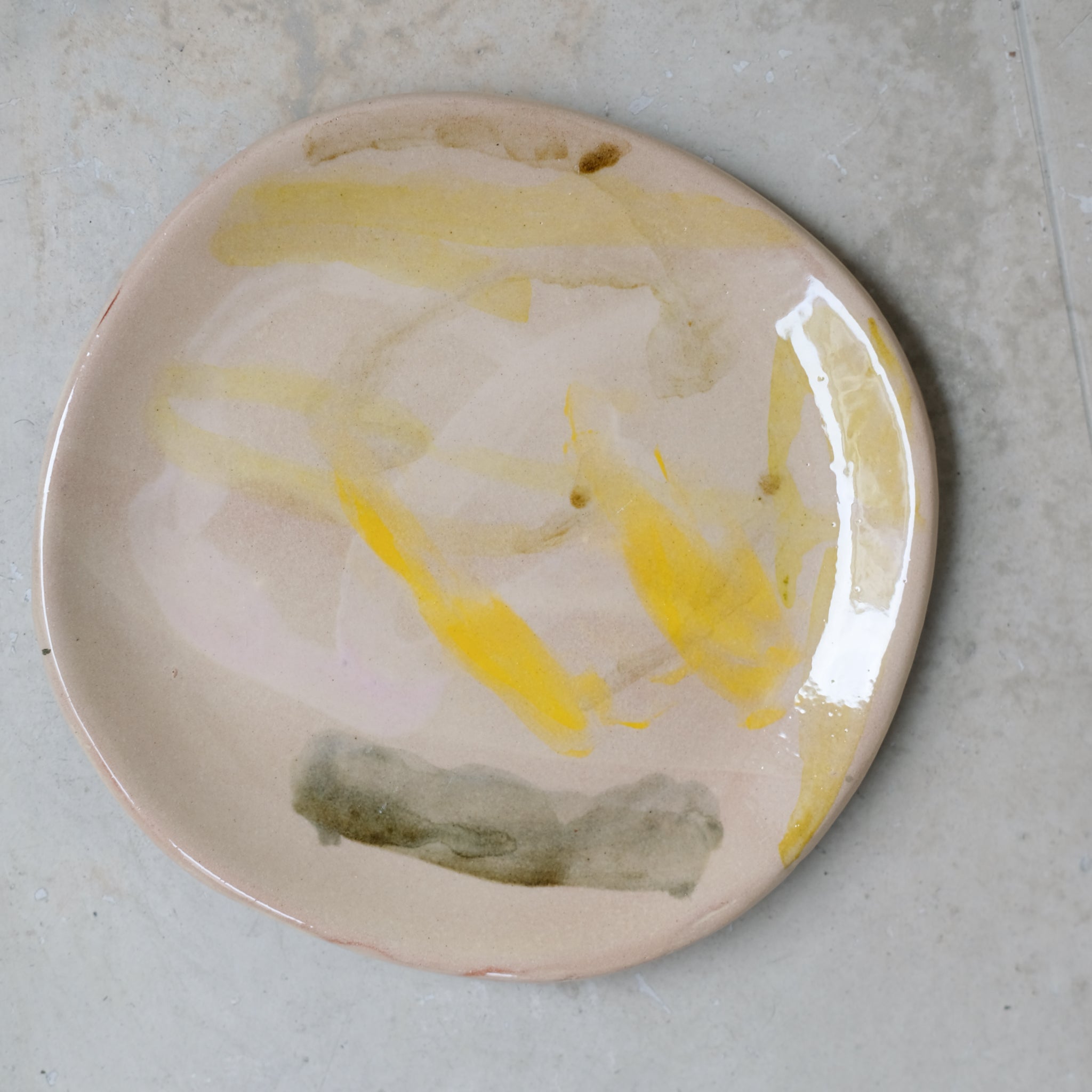 Assiette 34 en faience rouge multicolore par Héloïse Bariol chez Brutal Ceramics
