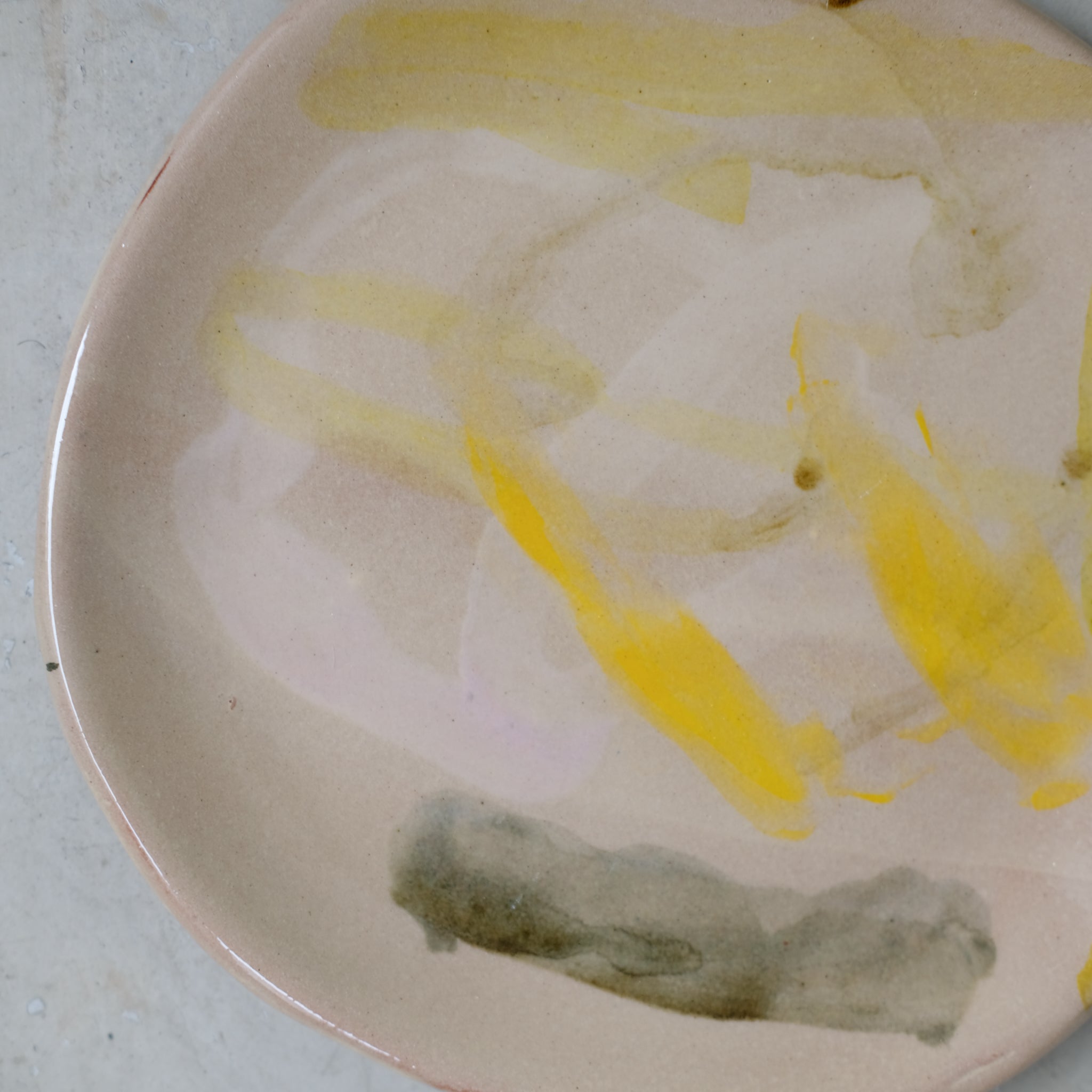 Assiette 34 en faience rouge multicolore par Héloïse Bariol chez Brutal Ceramics