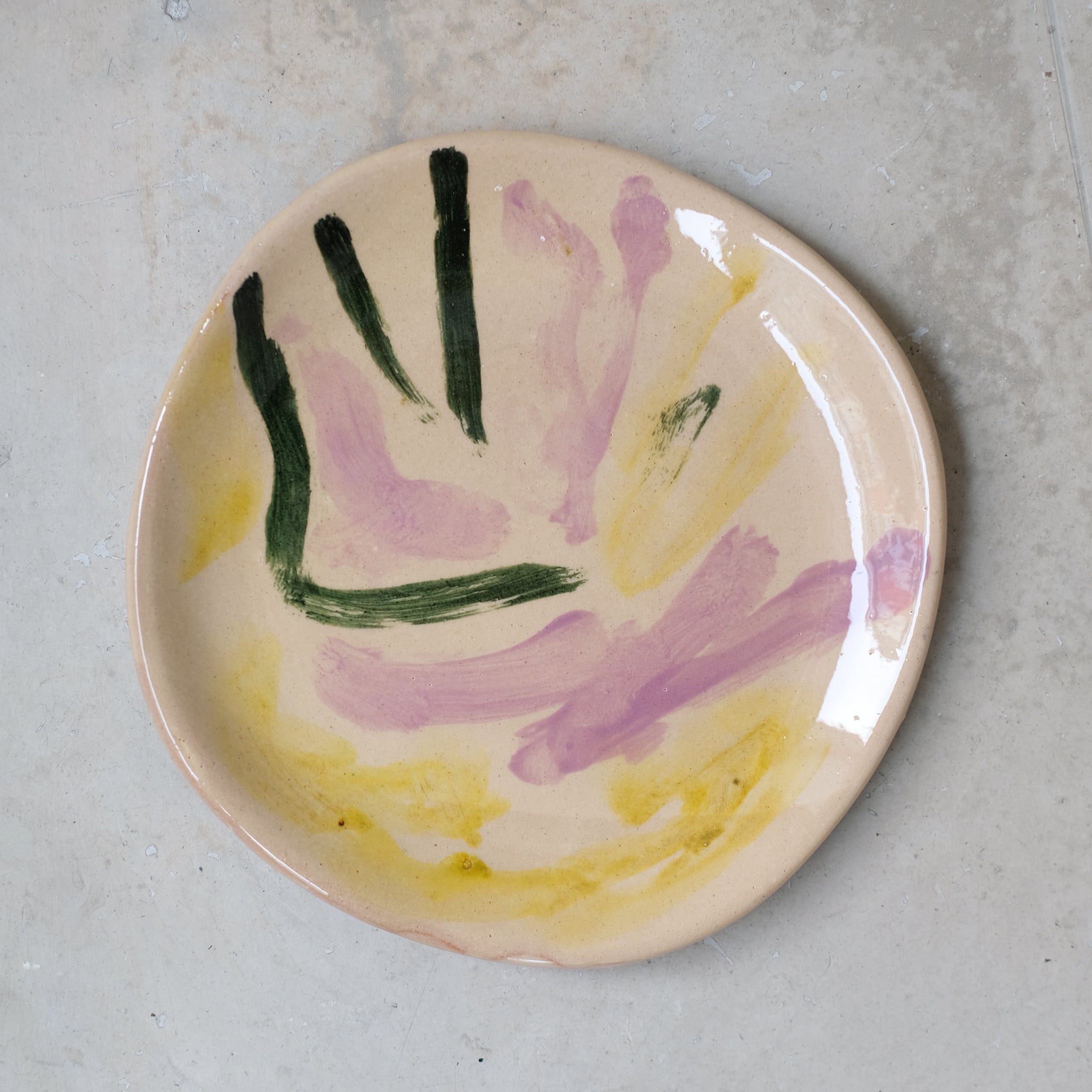 Assiette 35 en faience rouge multicolore par Héloïse Bariol chez Brutal Ceramics
