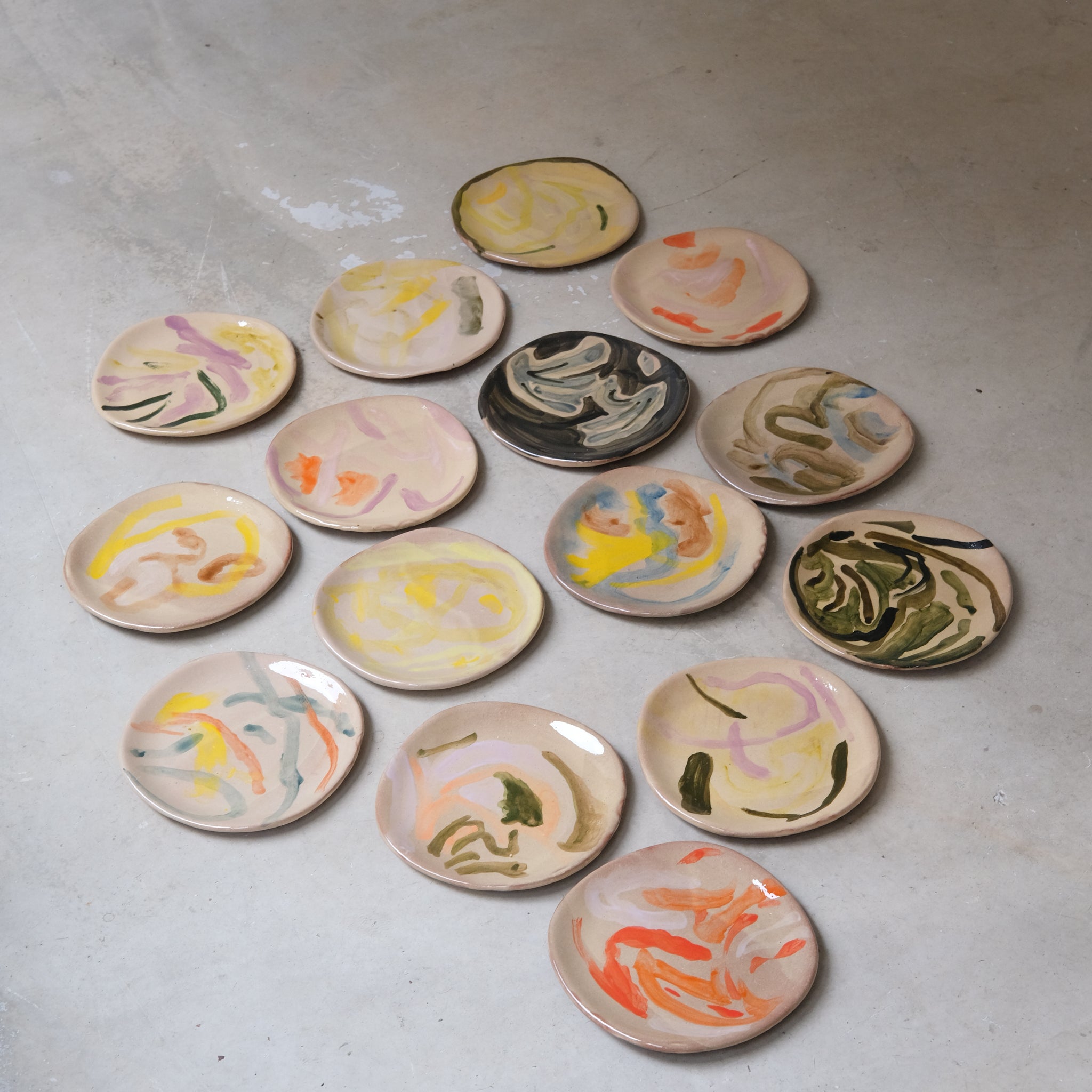 Assiette 22 en faience rouge multicolore par Héloïse Bariol chez Brutal Ceramics