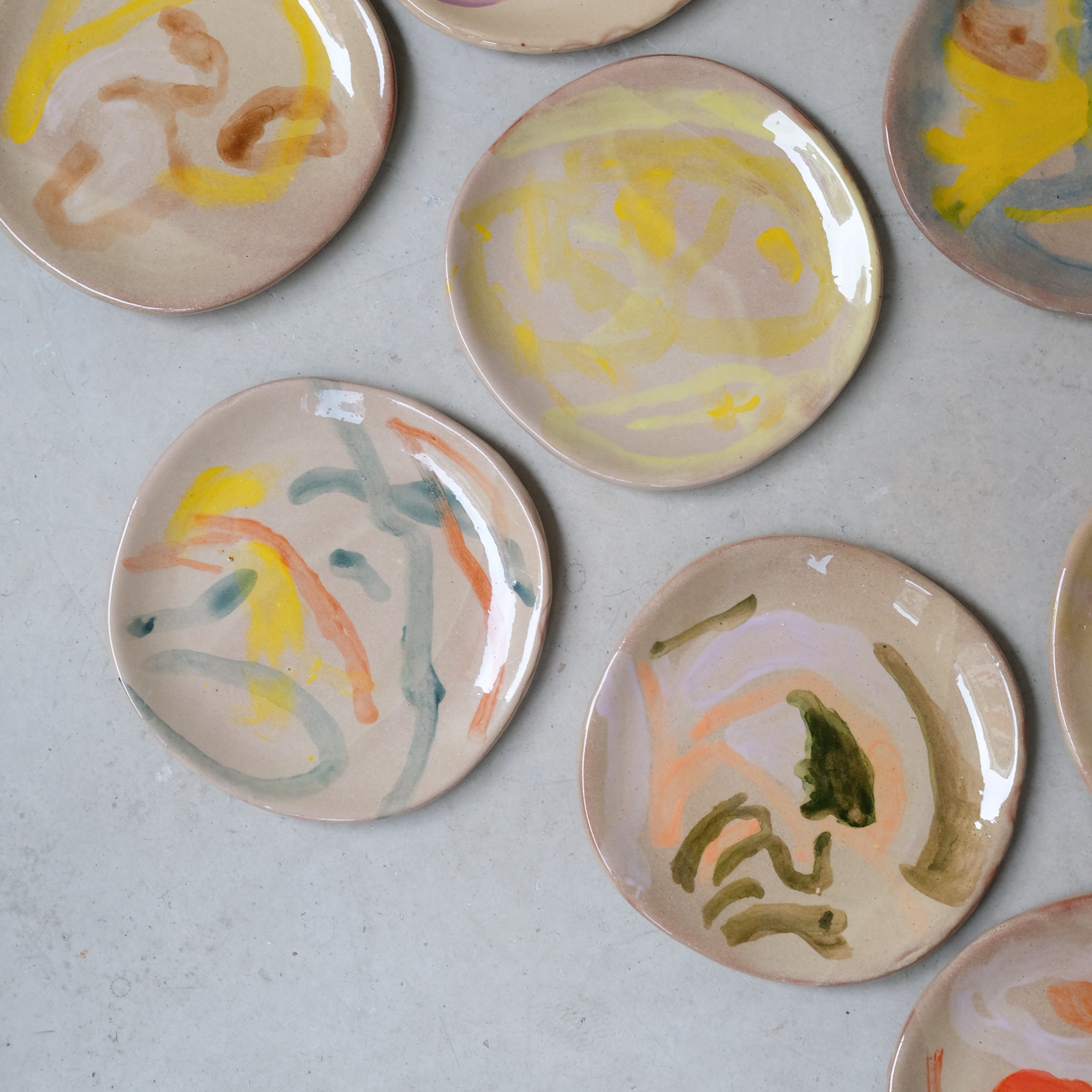 Assiette 24 en faience rouge multicolore par Héloïse Bariol chez Brutal Ceramics