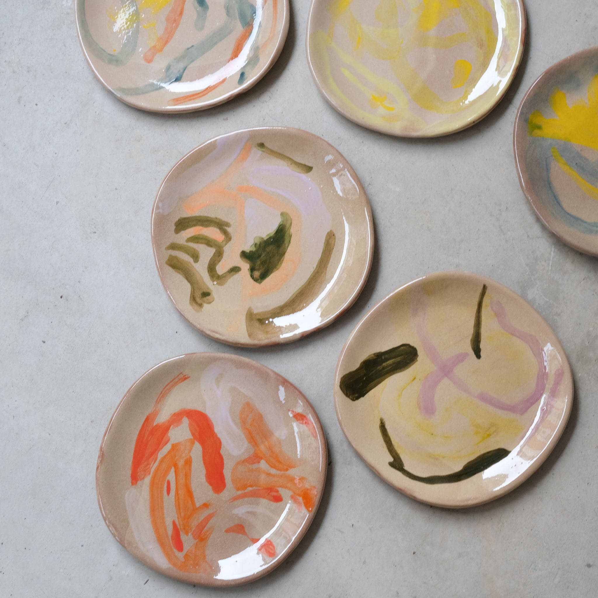 Assiette 23 en faience rouge multicolore par Héloïse Bariol chez Brutal Ceramics