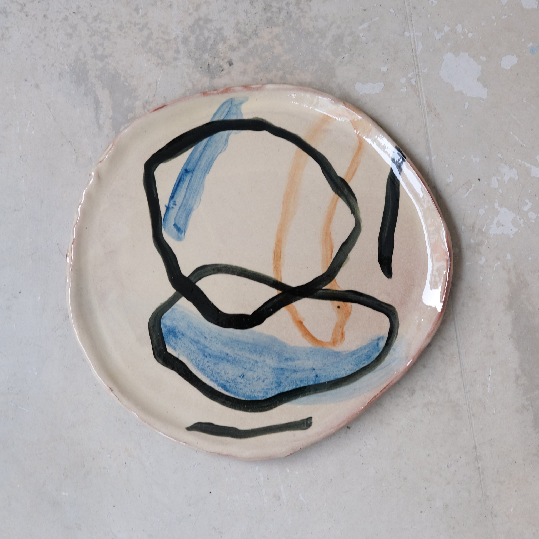 Assiette 15 GM D27cm en faience rouge multicolore par Héloïse Bariol chez Brutal Ceramics