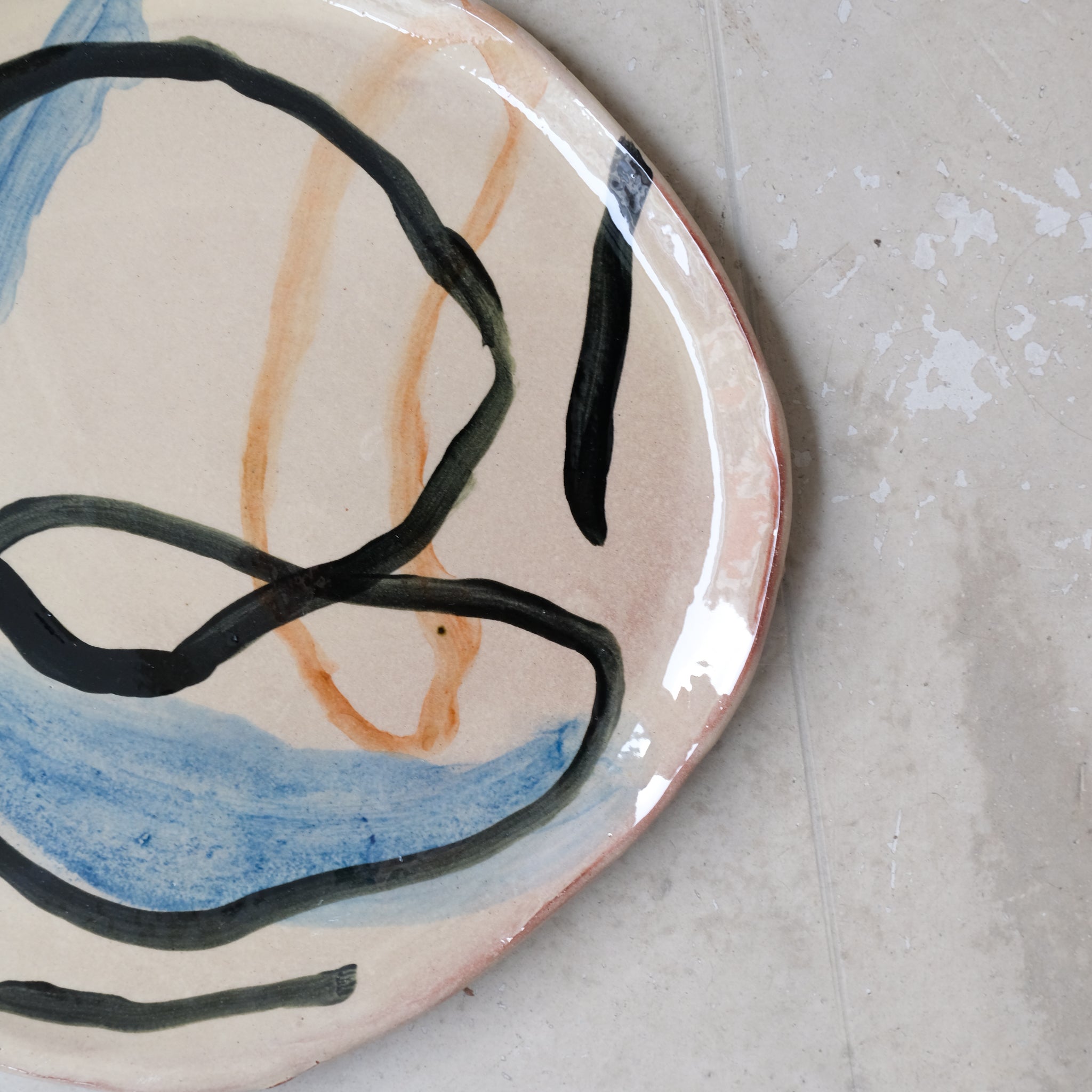 Assiette 15 GM D27cm en faience rouge multicolore par Héloïse Bariol chez Brutal Ceramics