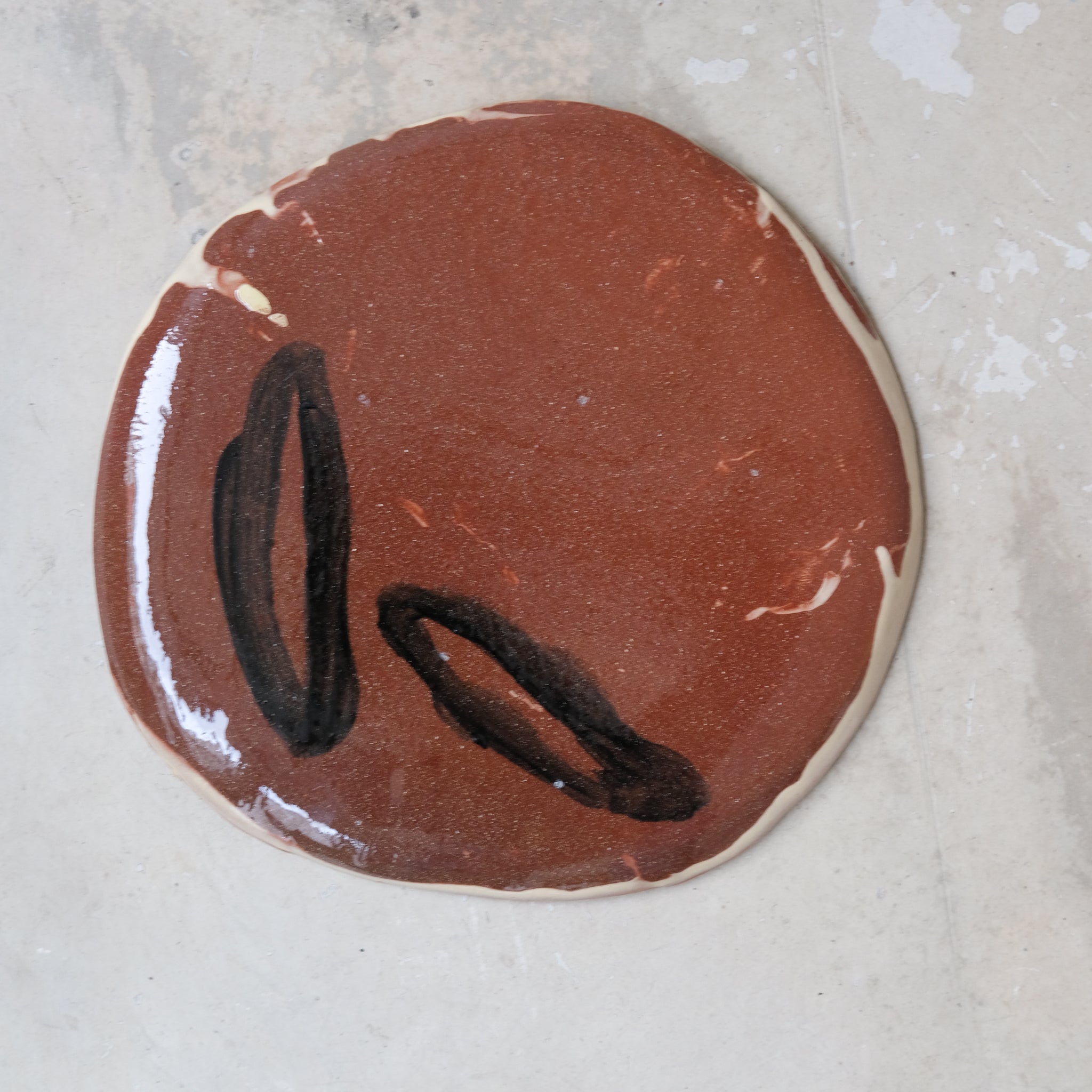 Assiette 15 GM D27cm en faience rouge multicolore par Héloïse Bariol chez Brutal Ceramics
