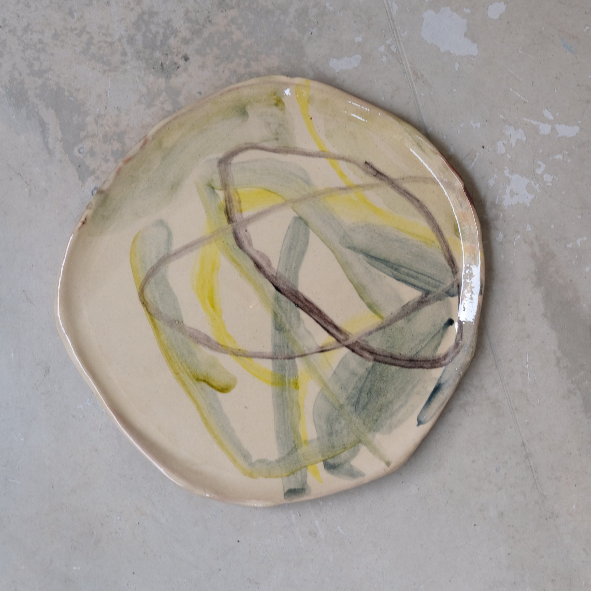 Assiette 16 GM D27cm en faience rouge multicolore par Héloïse Bariol chez Brutal Ceramics