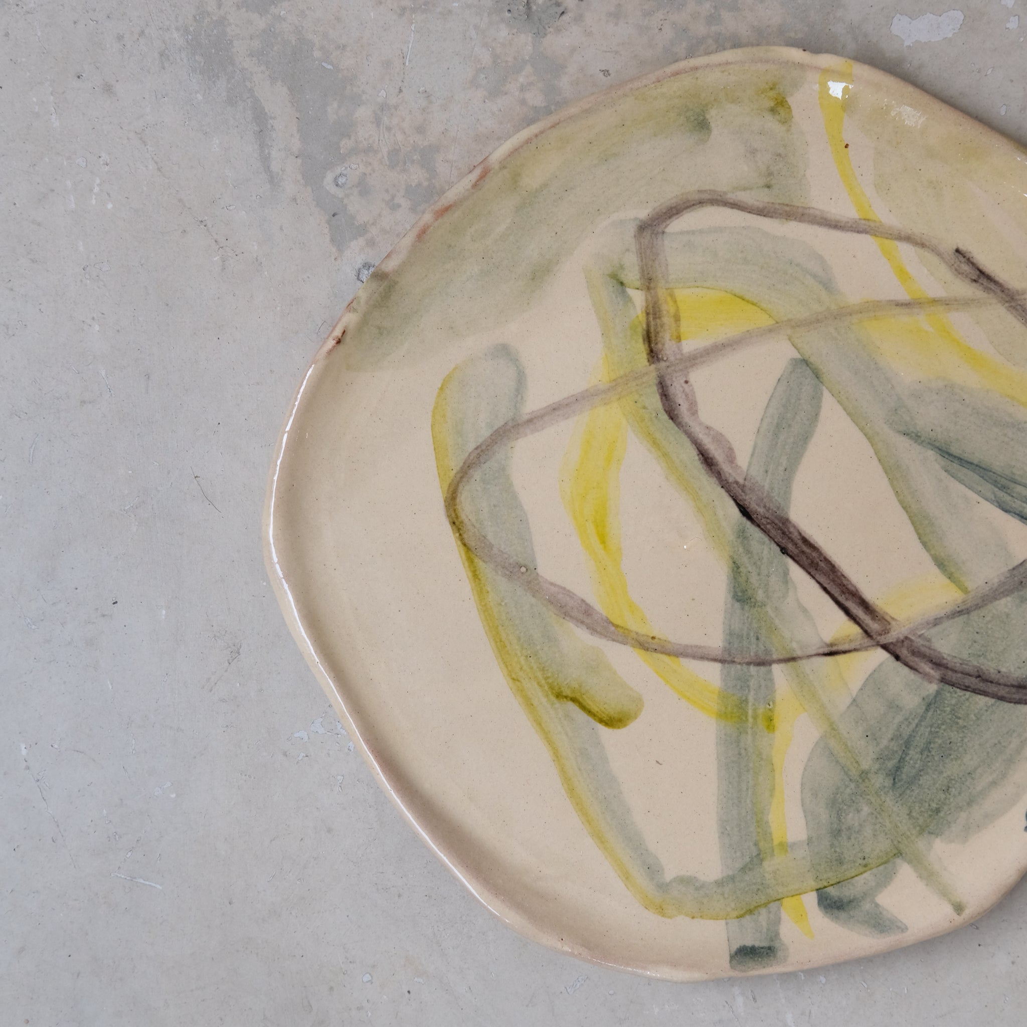 Assiette 16 GM D27cm en faience rouge multicolore par Héloïse Bariol chez Brutal Ceramics