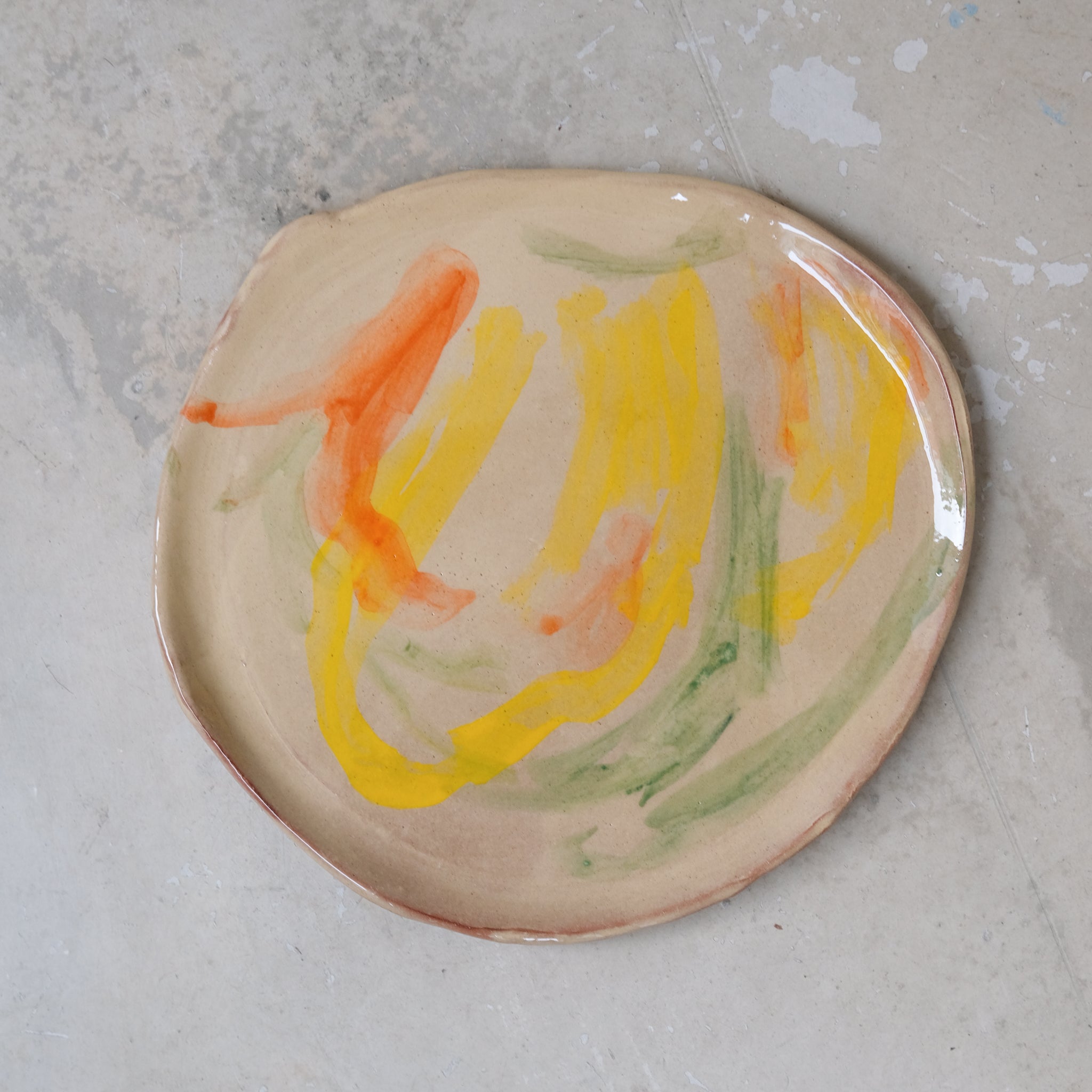 Assiette 17 GM D27cm en faience rouge multicolore par Héloïse Bariol chez Brutal Ceramics