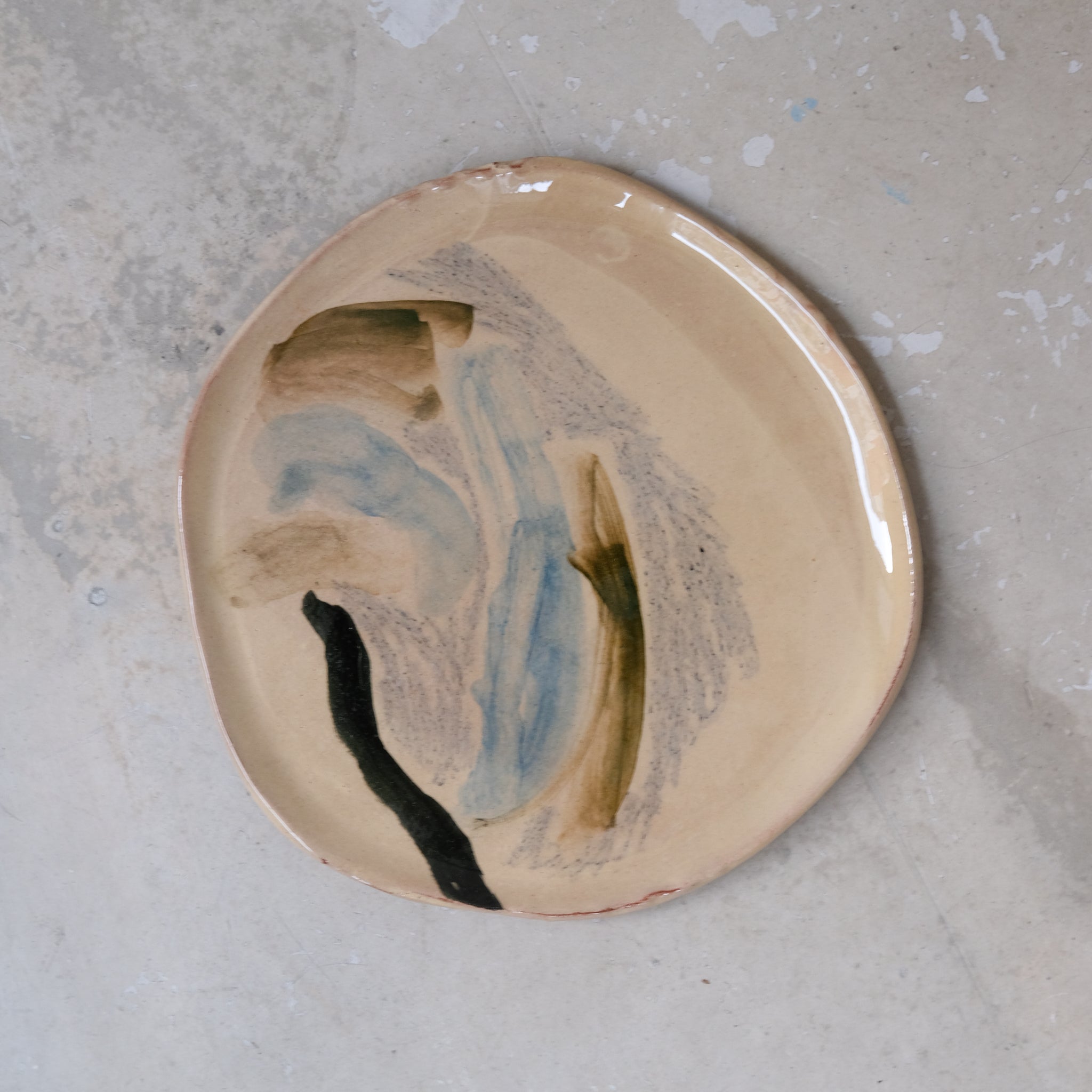 Assiette 18 GM D27cm en faience rouge multicolore par Héloïse Bariol chez Brutal Ceramics