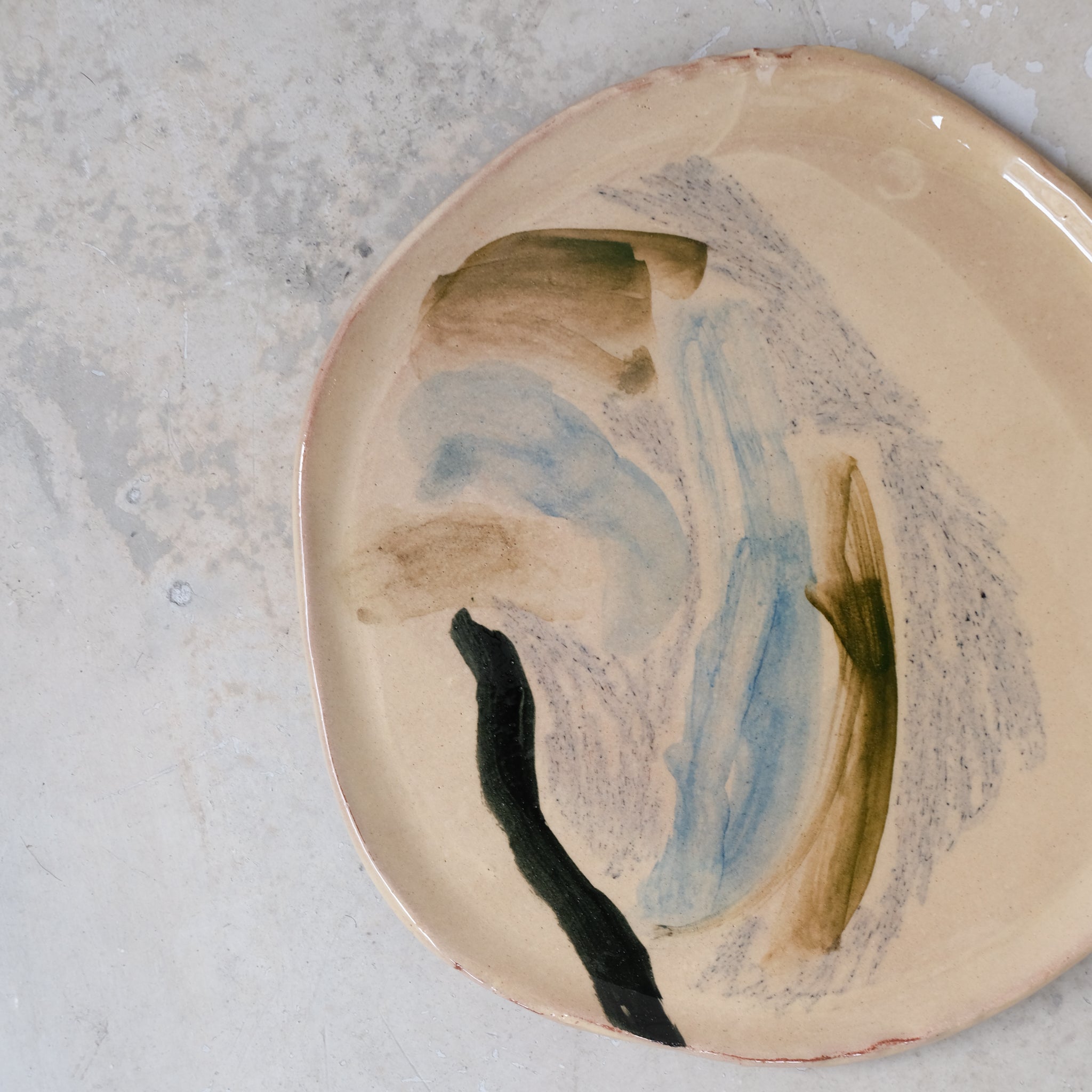 Assiette 18 GM D27cm en faience rouge multicolore par Héloïse Bariol chez Brutal Ceramics