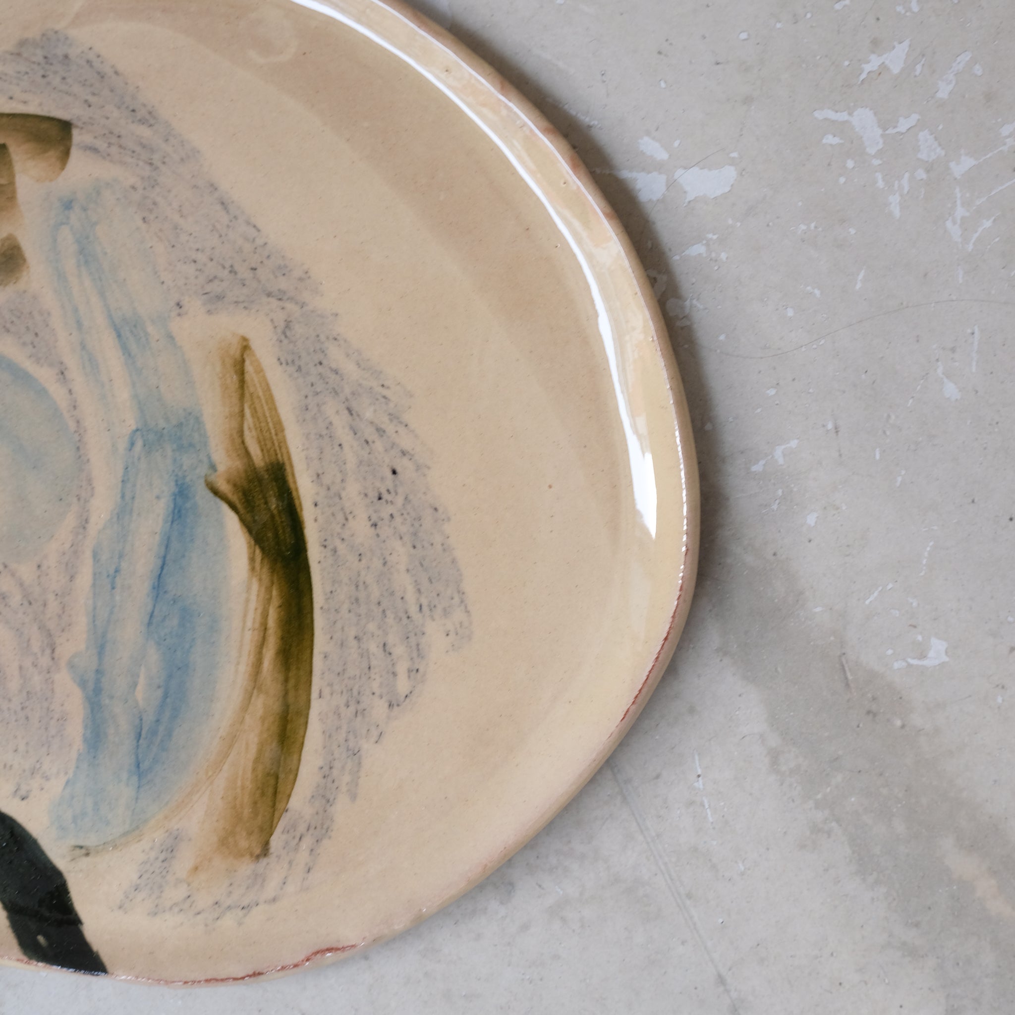 Assiette 18 GM D27cm en faience rouge multicolore par Héloïse Bariol chez Brutal Ceramics