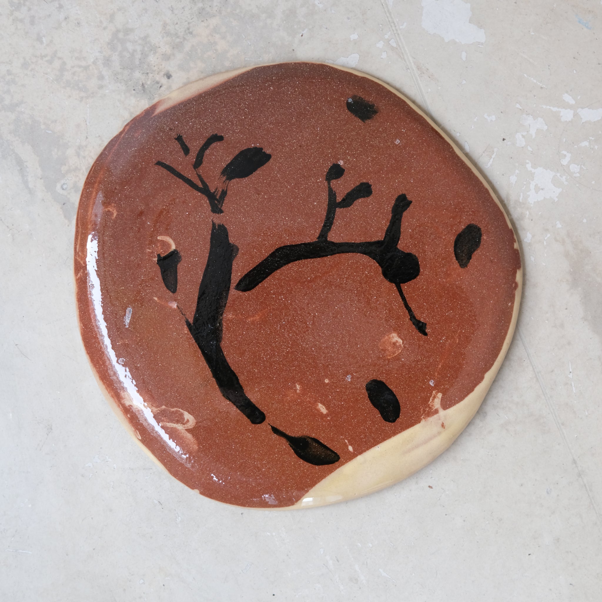 Assiette 18 GM D27cm en faience rouge multicolore par Héloïse Bariol chez Brutal Ceramics