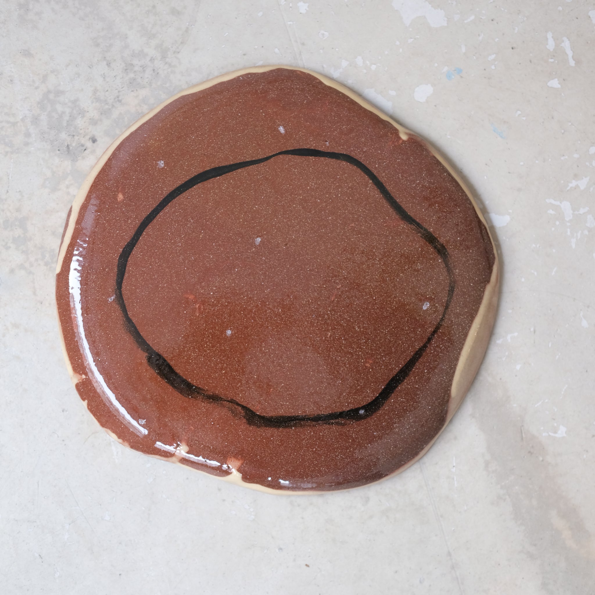 Assiette 19 GM D27cm en faience rouge multicolore par Héloïse Bariol chez Brutal Ceramics