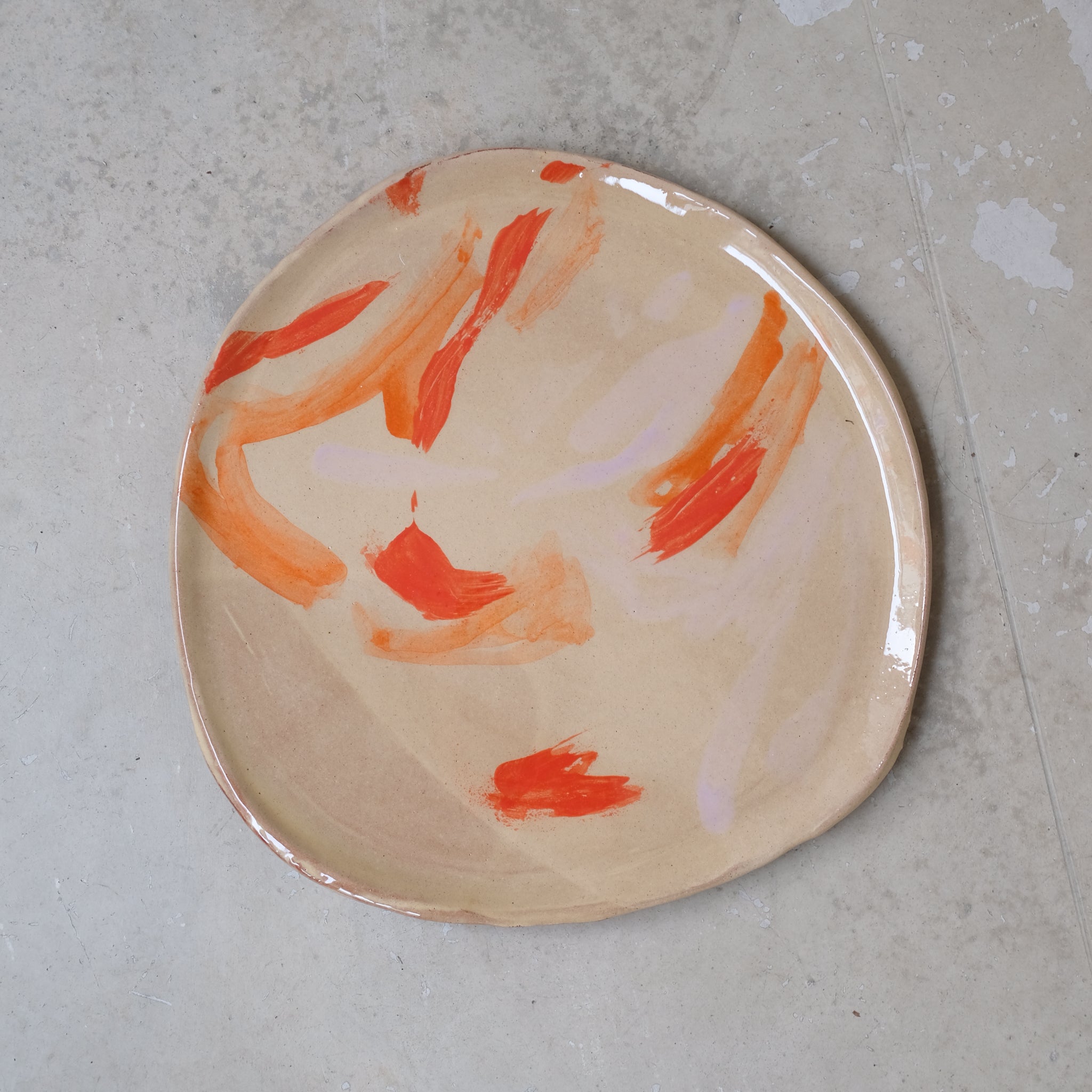 Assiette 20 GM D27cm en faience rouge multicolore par Héloïse Bariol chez Brutal Ceramics