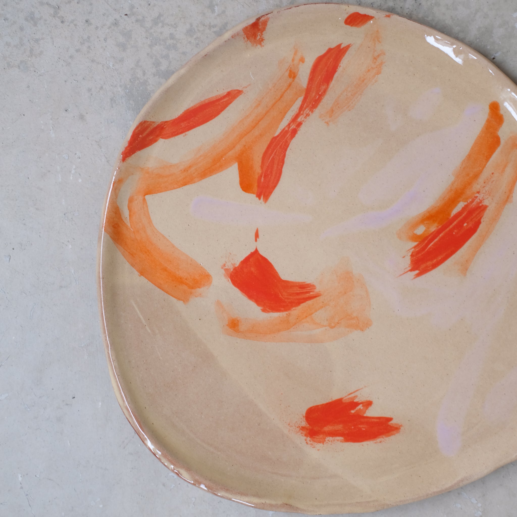 Assiette 20 GM D27cm en faience rouge multicolore par Héloïse Bariol chez Brutal Ceramics
