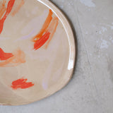Assiette 20 GM D27cm en faience rouge multicolore par Héloïse Bariol chez Brutal Ceramics