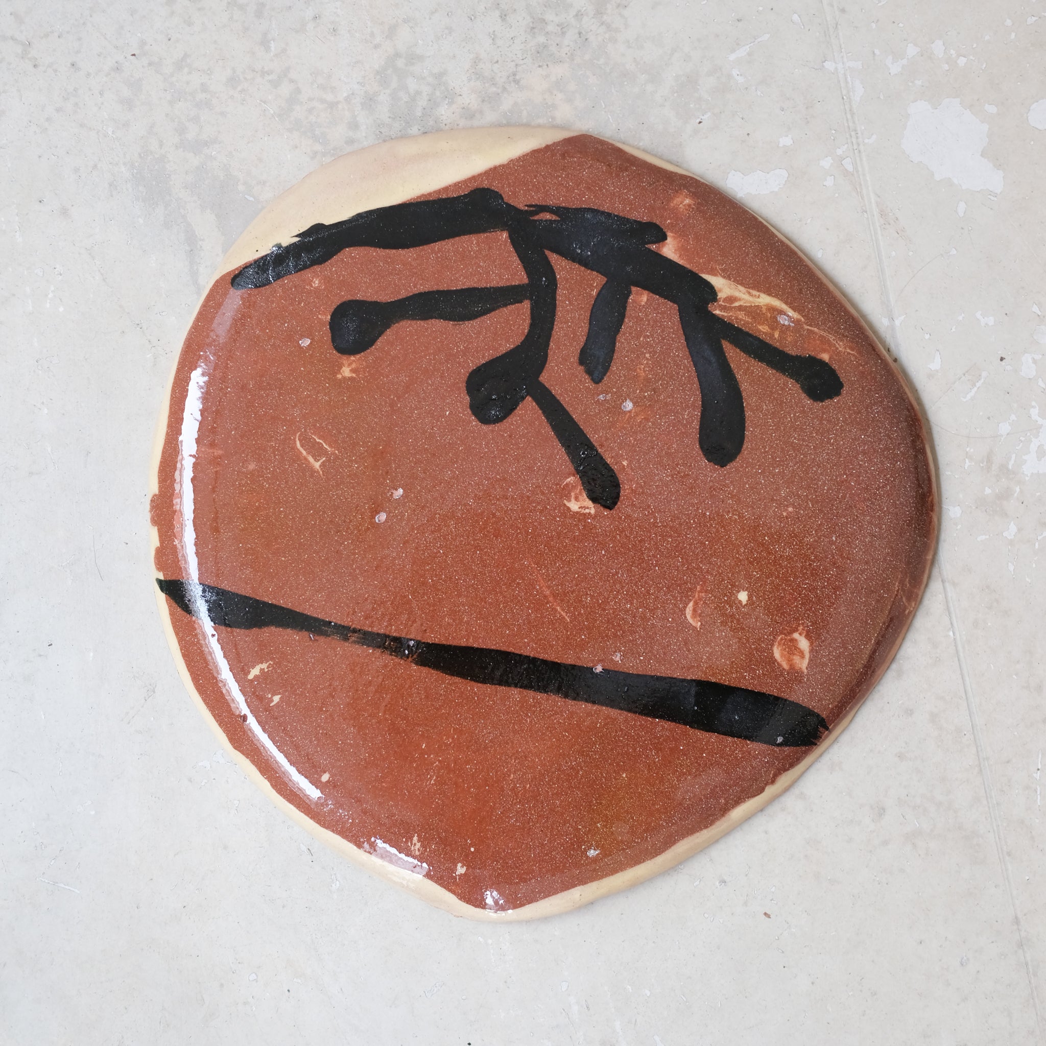 Assiette 20 GM D27cm en faience rouge multicolore par Héloïse Bariol chez Brutal Ceramics