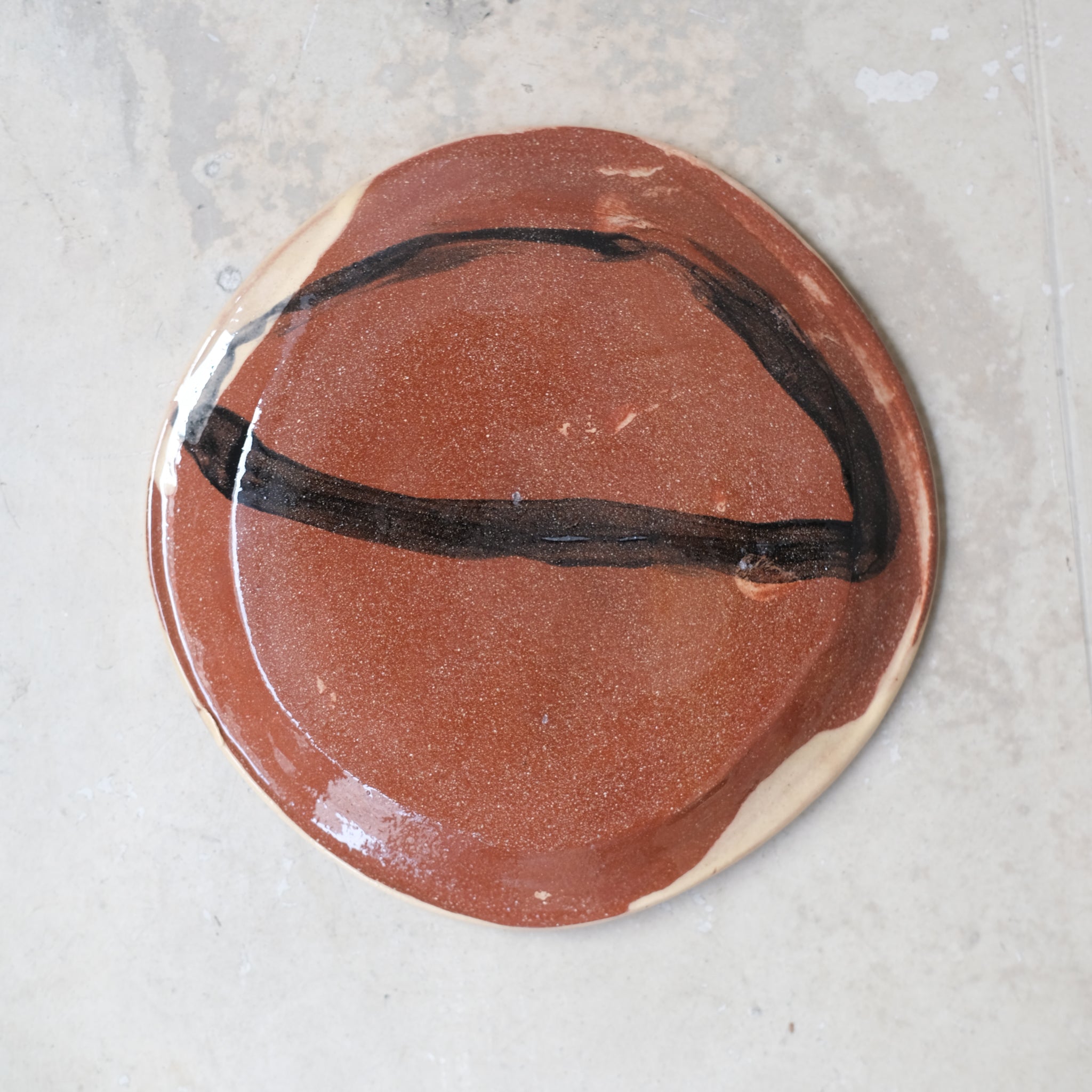 Assiette 23 en faience rouge multicolore par Héloïse Bariol chez Brutal Ceramics