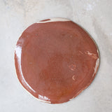 Assiette 21 GM D27cm en faience rouge multicolore par Héloïse Bariol chez Brutal Ceramics