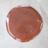 Assiette 21 GM D27cm en faience rouge multicolore par Héloïse Bariol chez Brutal Ceramics