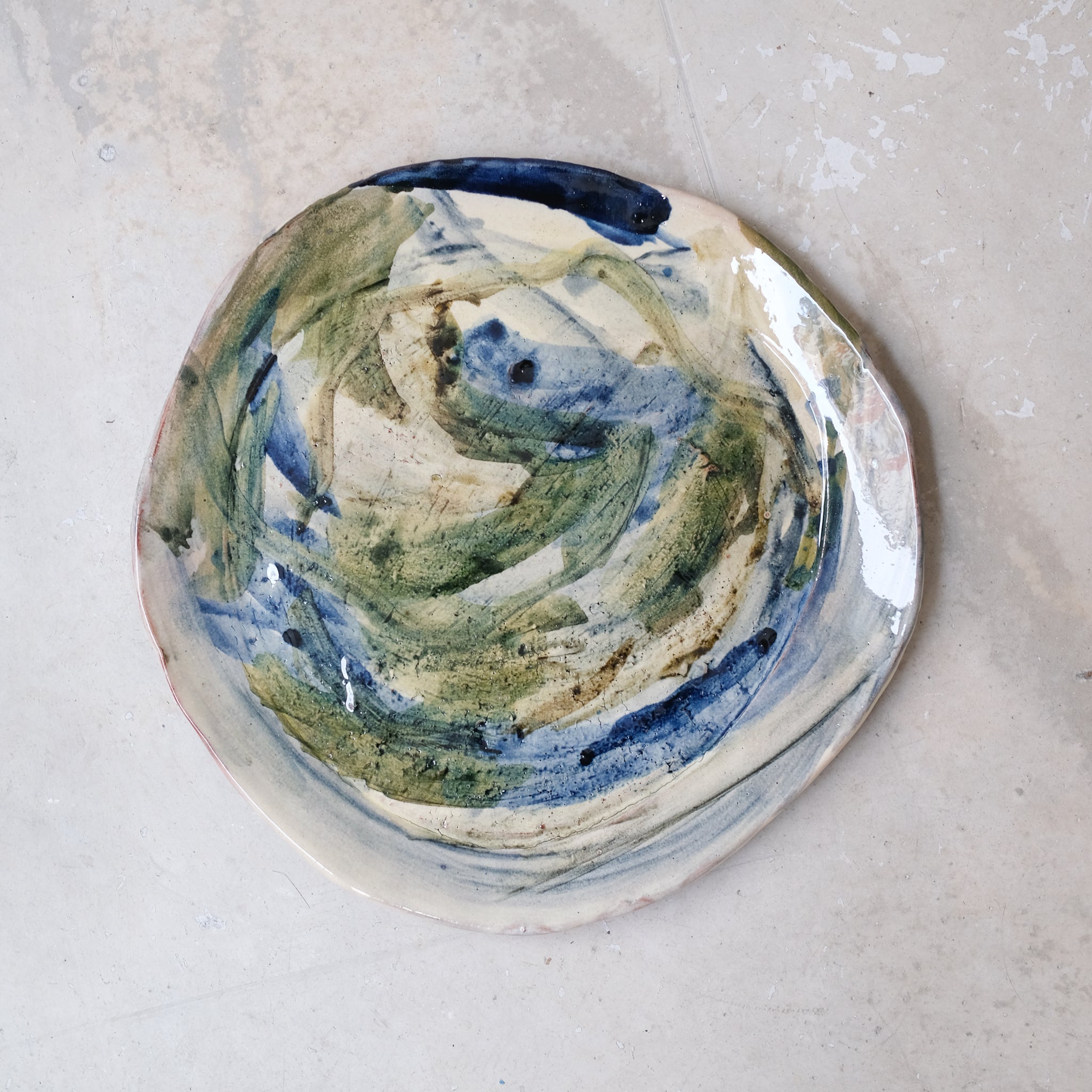 Assiette 21 GM D27cm en faience rouge multicolore par Héloïse Bariol chez Brutal Ceramics
