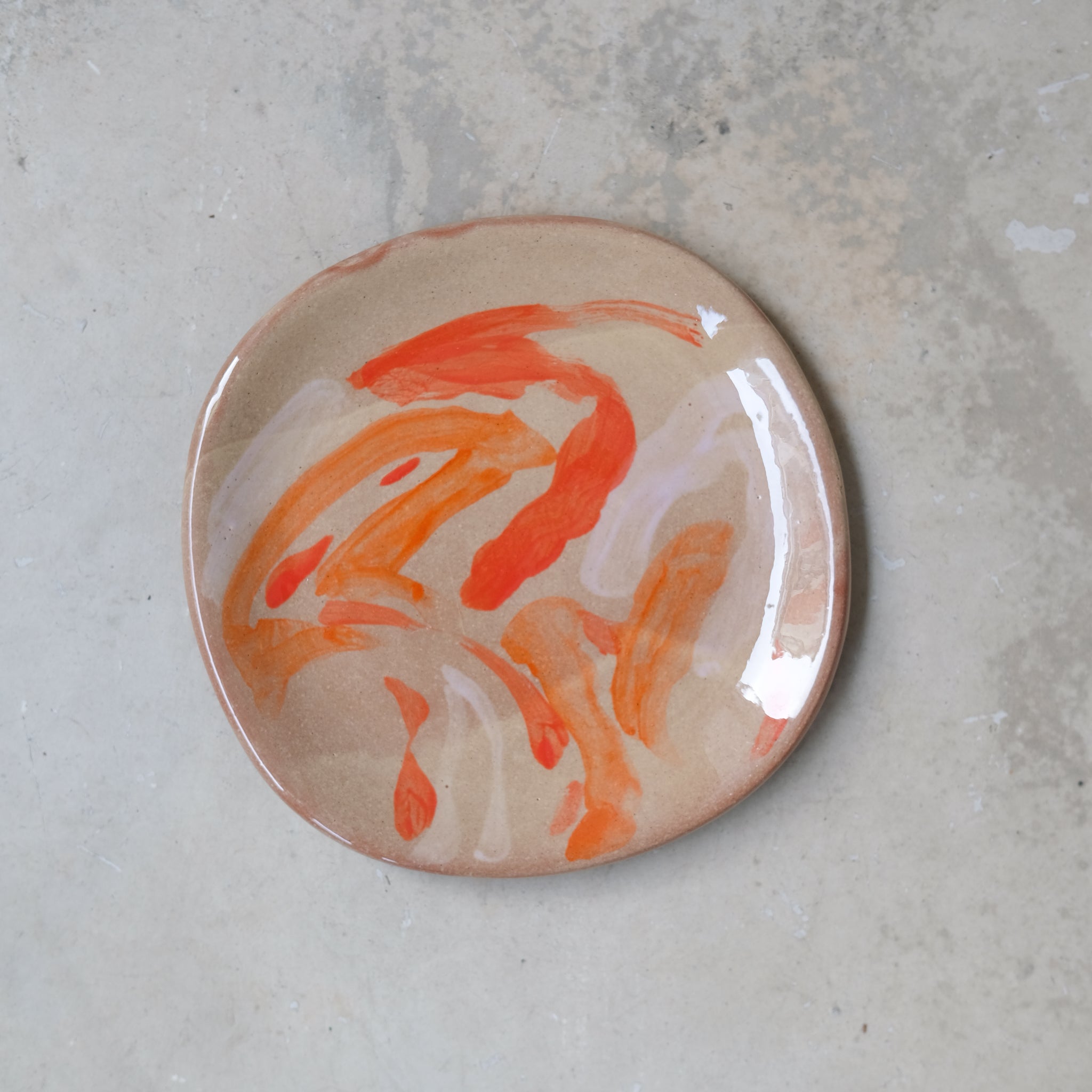 Assiette 21 en faience rouge multicolore par Héloïse Bariol chez Brutal Ceramics