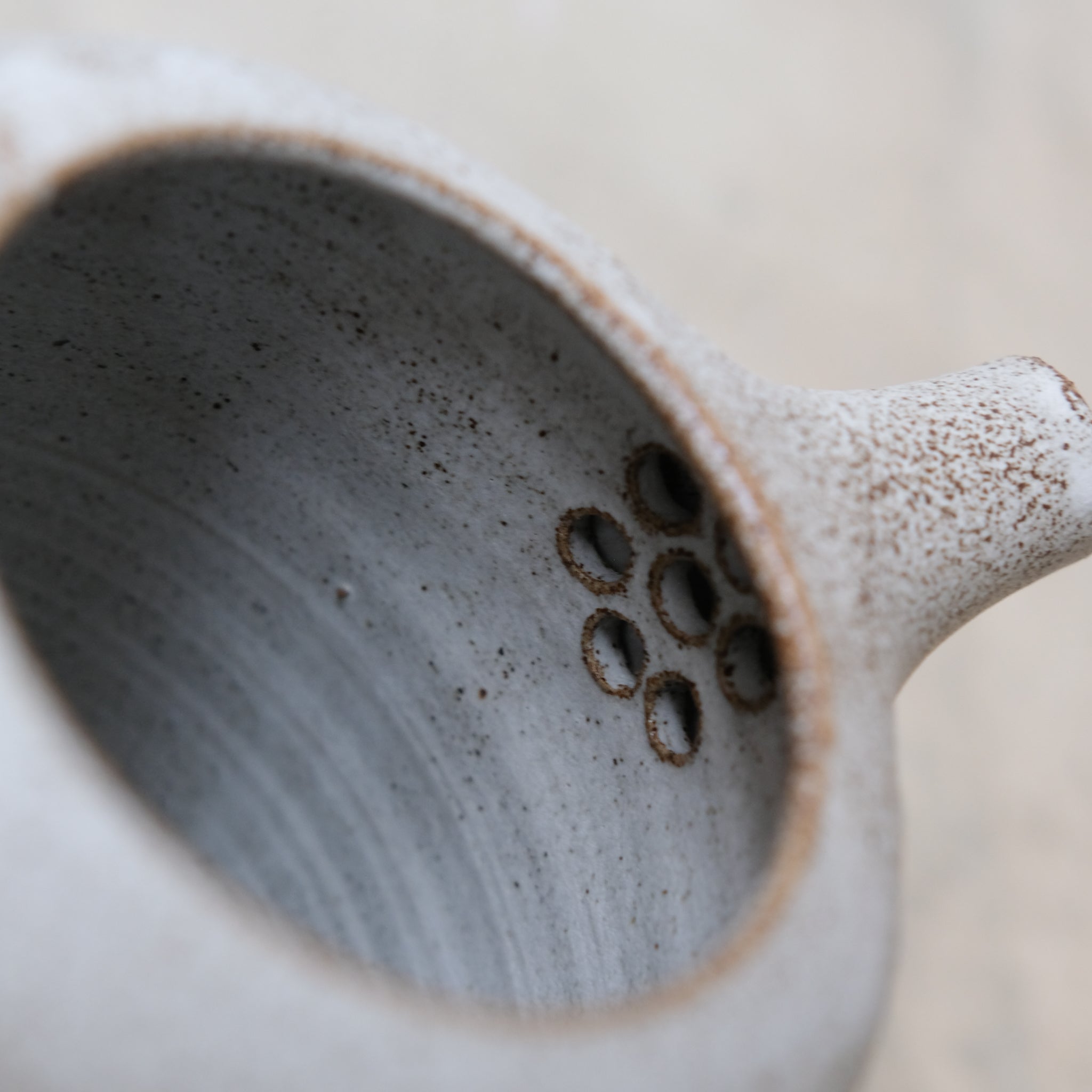 Theière en grès - blanc et brun moucheté de Laurence Labbé chez Brutal Ceramics